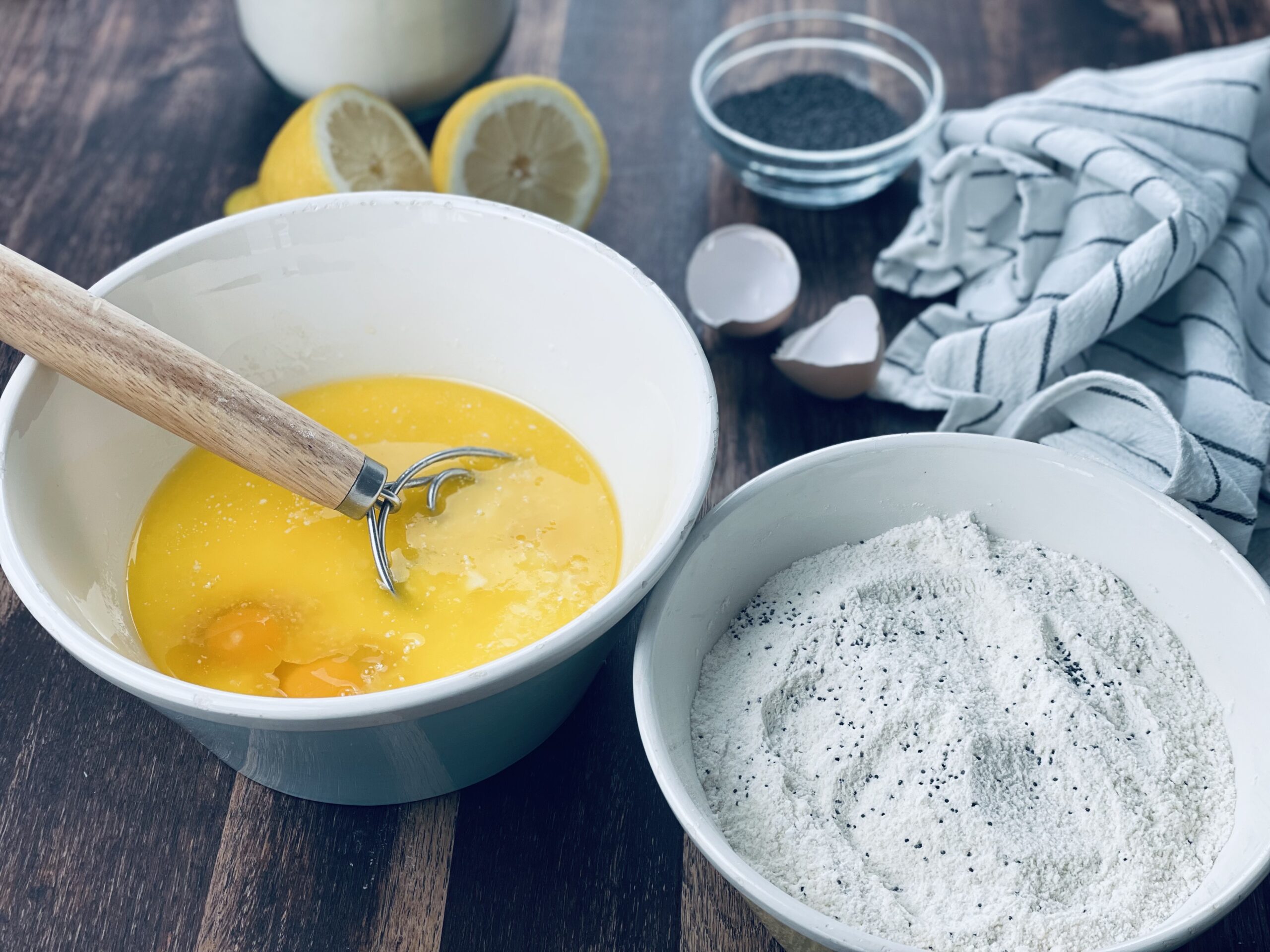 Feuchte und Trockene Zutaten für Sauerteig Zitronen-Mohn Muffins vorbereiten