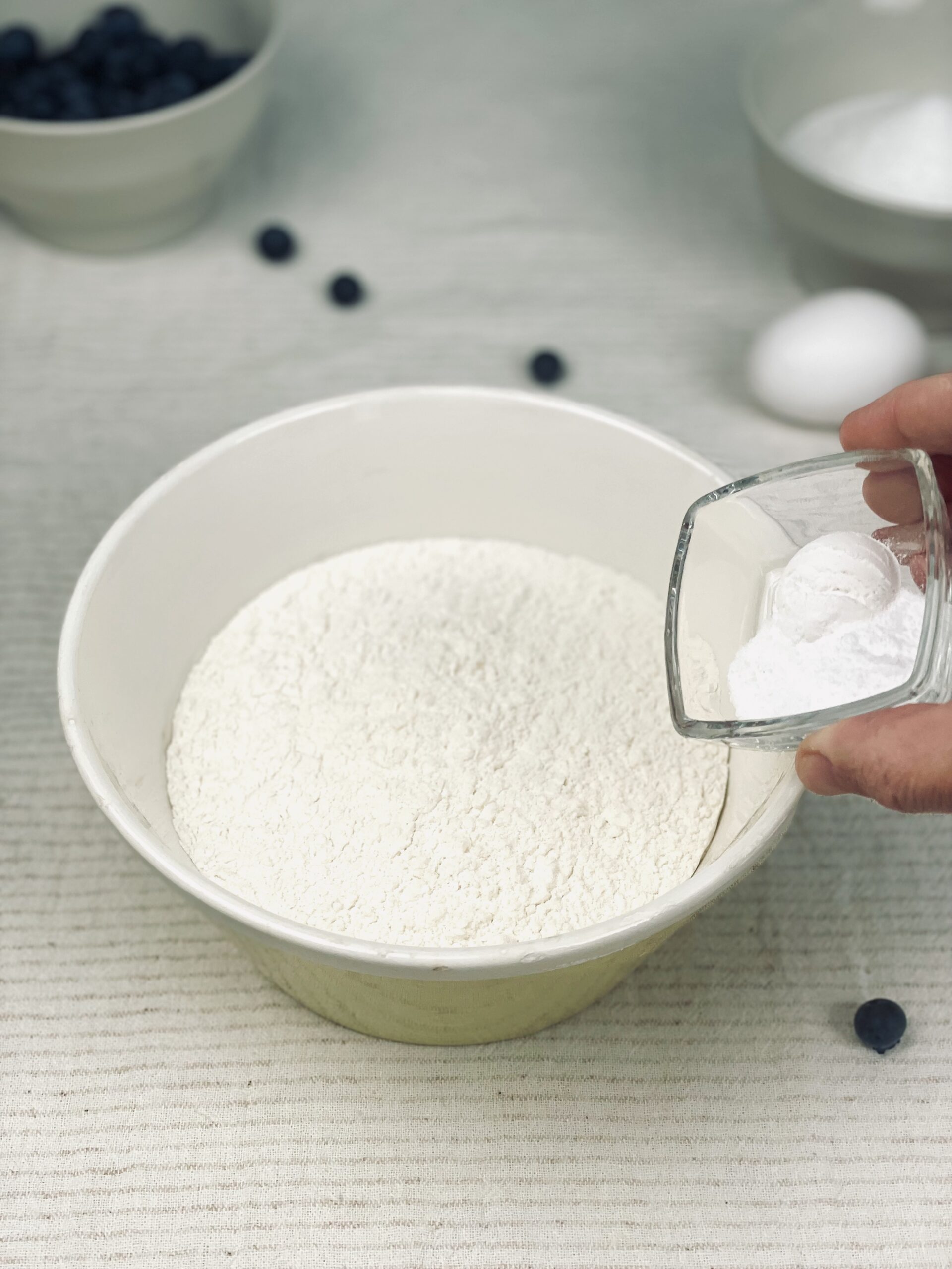 Trockene Zutaten für Sauerteig Blaubeer-Muffin mischen 