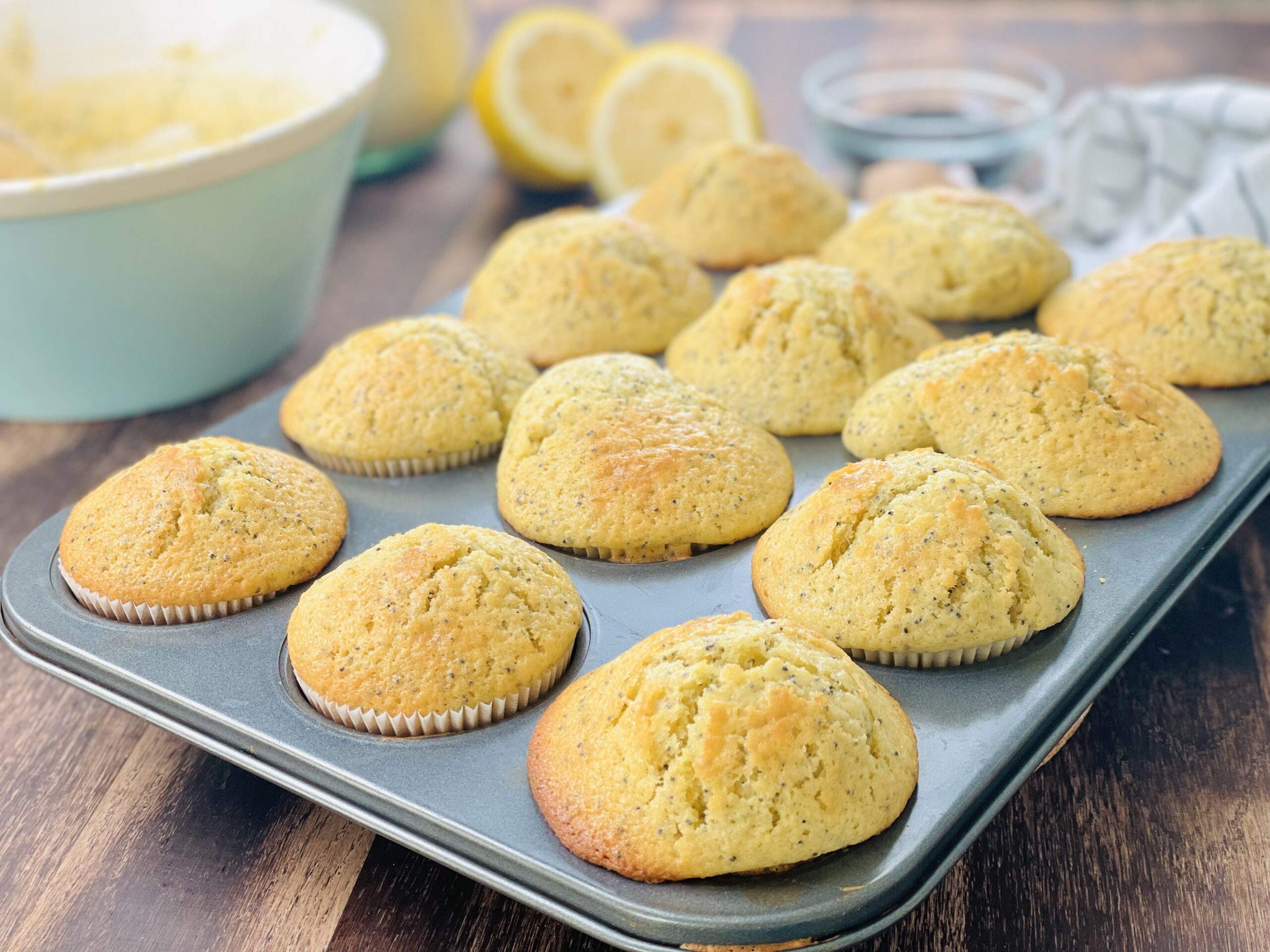 Zitronen-Mohn Sauerteig Muffins backen. 