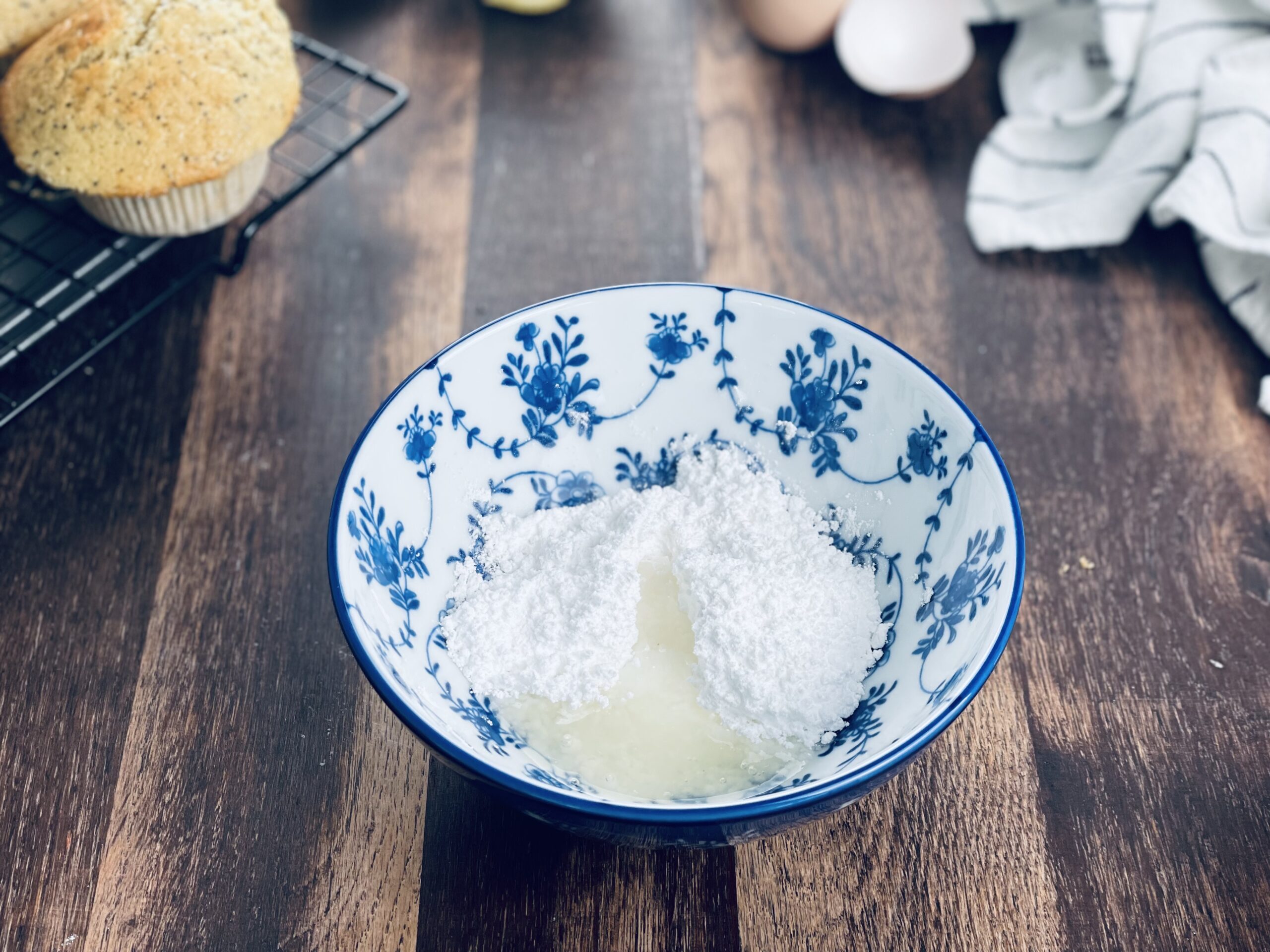 Zitronen Saft zu dem Puderzucker geben und gut verrühren 