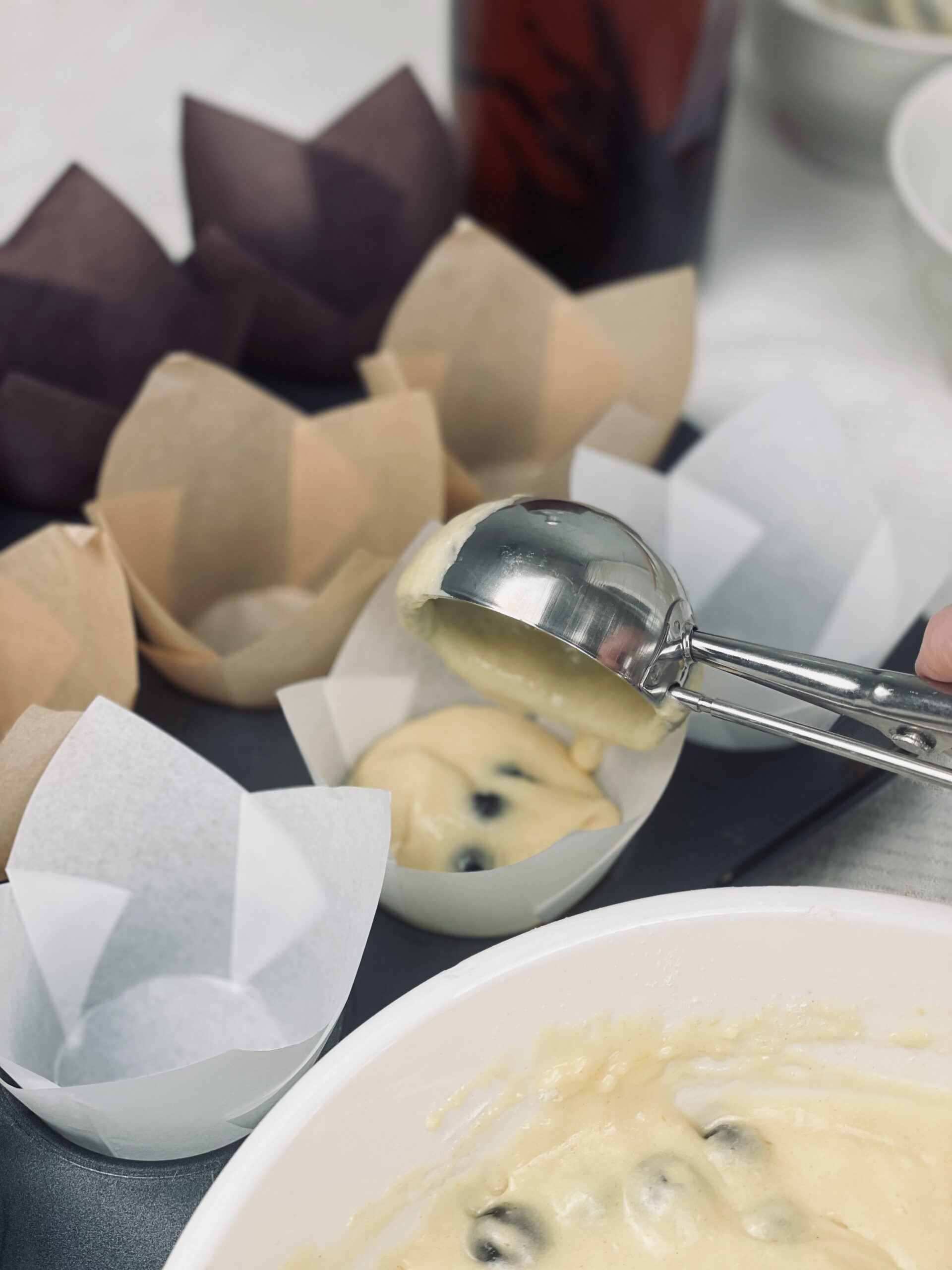 Muffin Förmchen mit einem Eislöffel füllen 