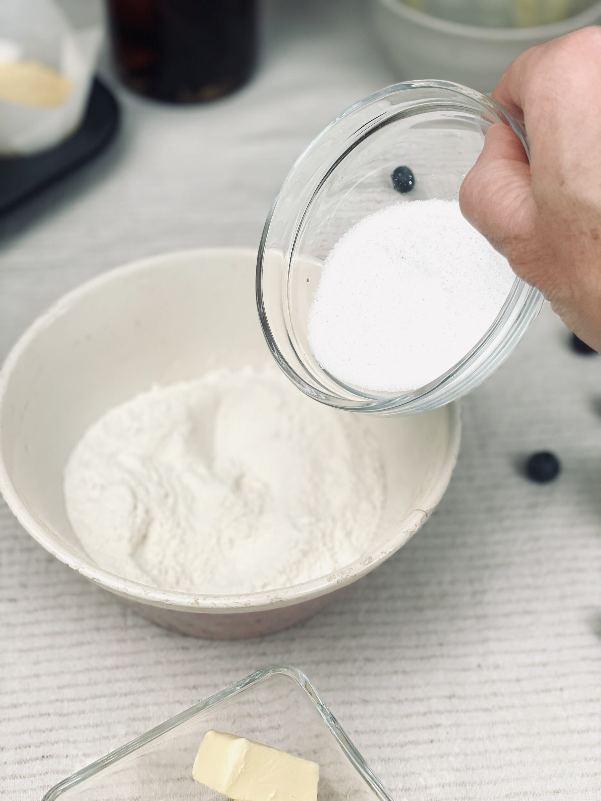 Streusel für die Sauerteig Blaubeeren Muffin herstellen. 