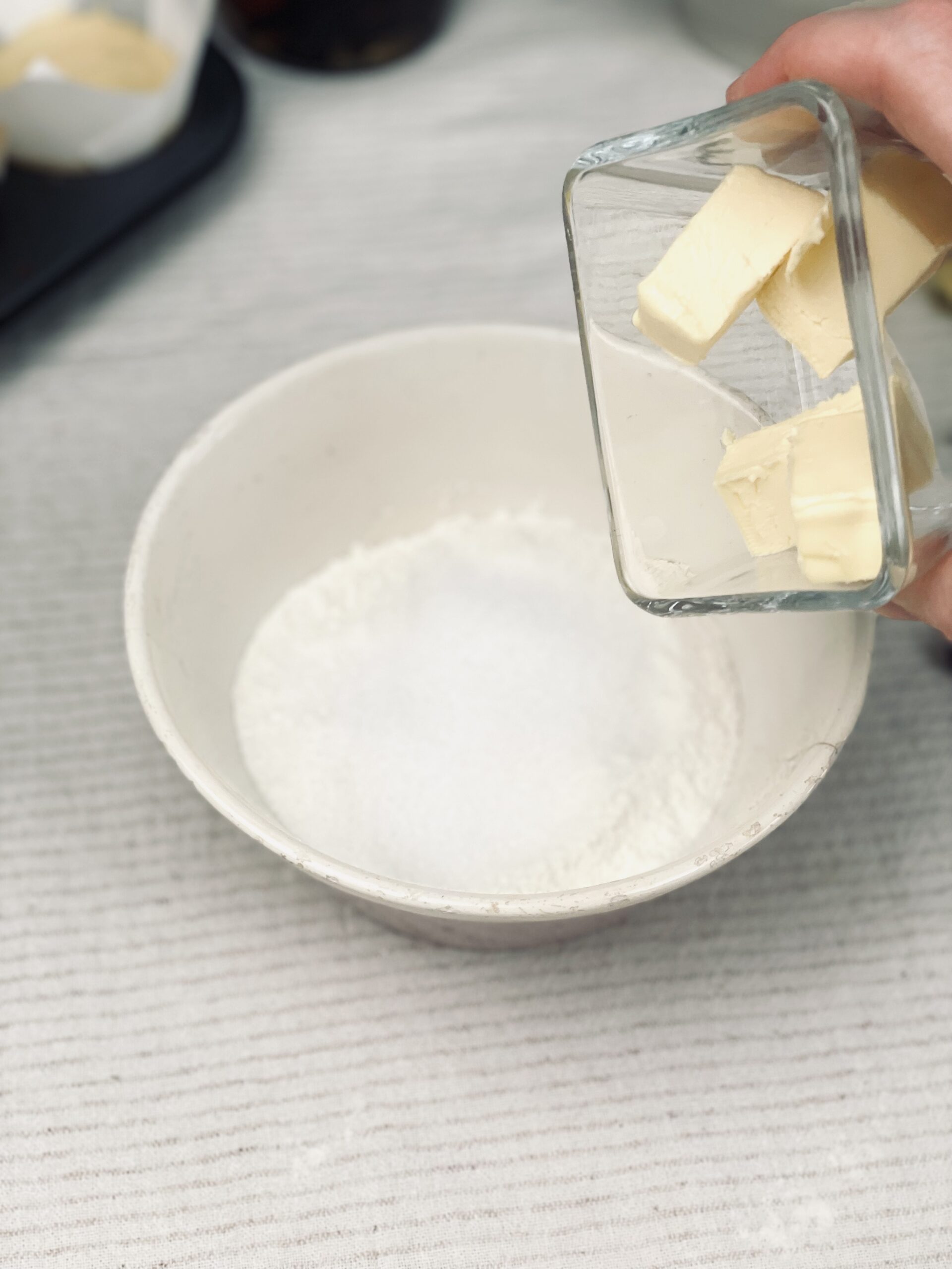 Butter zu Mehl und Zucker hinzufügen