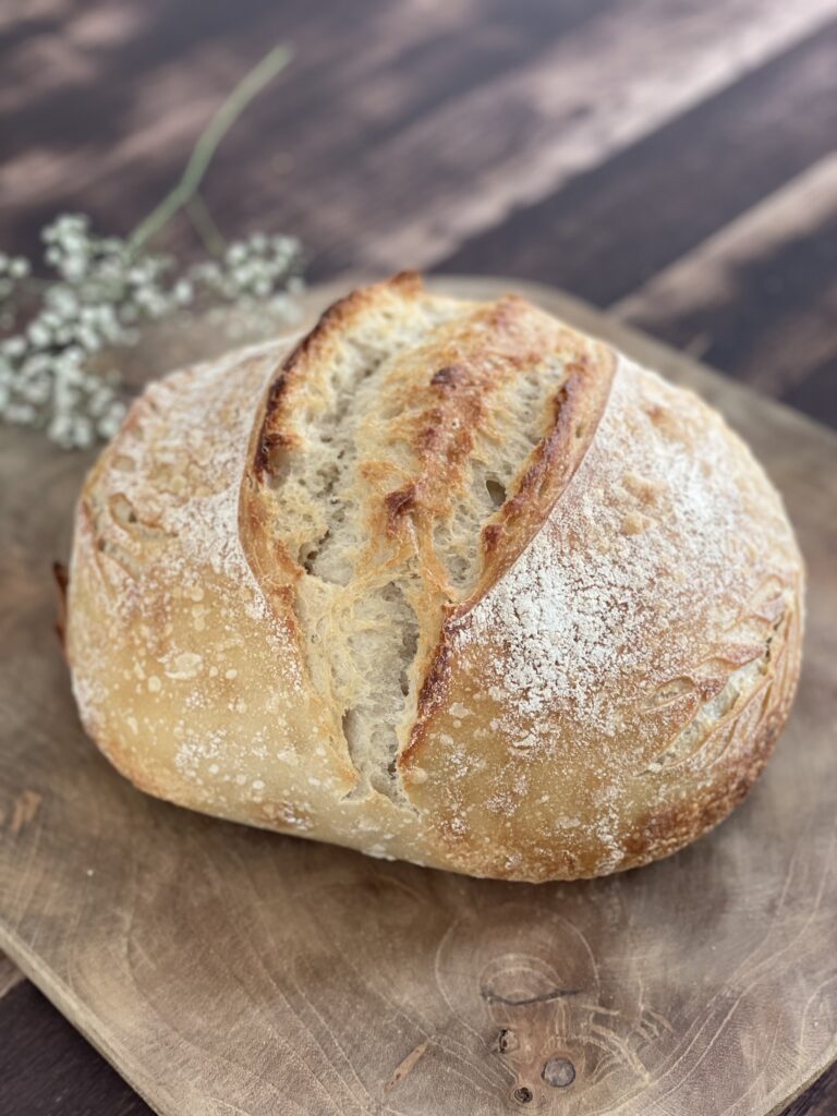 Schönes Sauerteigbrot backen.