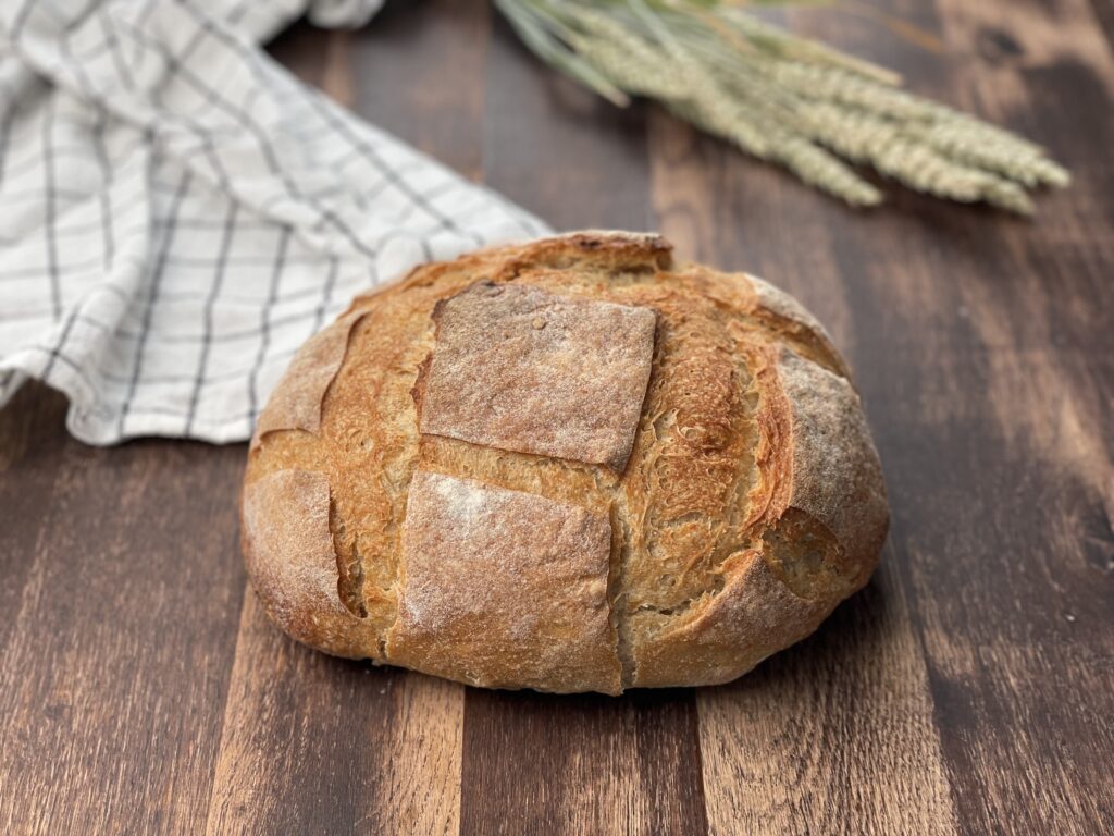 Fertig gebackenes Sauerteigbrot 