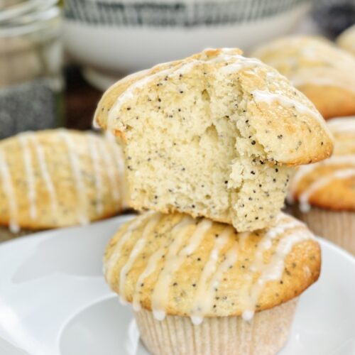 Saftige, luftige und absolut leckere Sauerteig-Zitronen-Mohn-Muffins mit frischem Zitronengeschmack und einem Hauch von nussiger Süße der Mohnsamen.