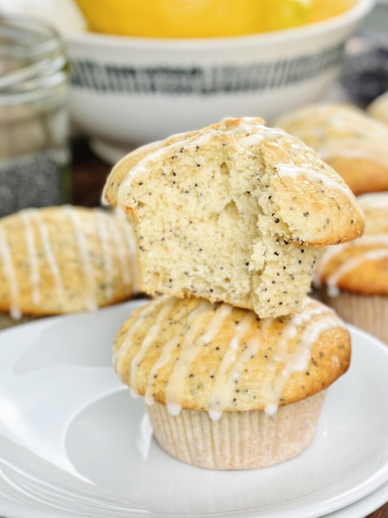 Saftige, luftige und absolut leckere Sauerteig-Zitronen-Mohn-Muffins mit frischem Zitronengeschmack und einem Hauch von nussiger Süße der Mohnsamen.