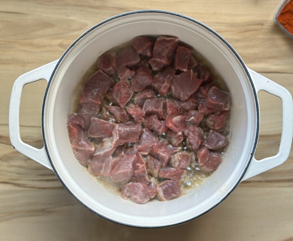 Fleisch anbraten - Rinder Gulasch