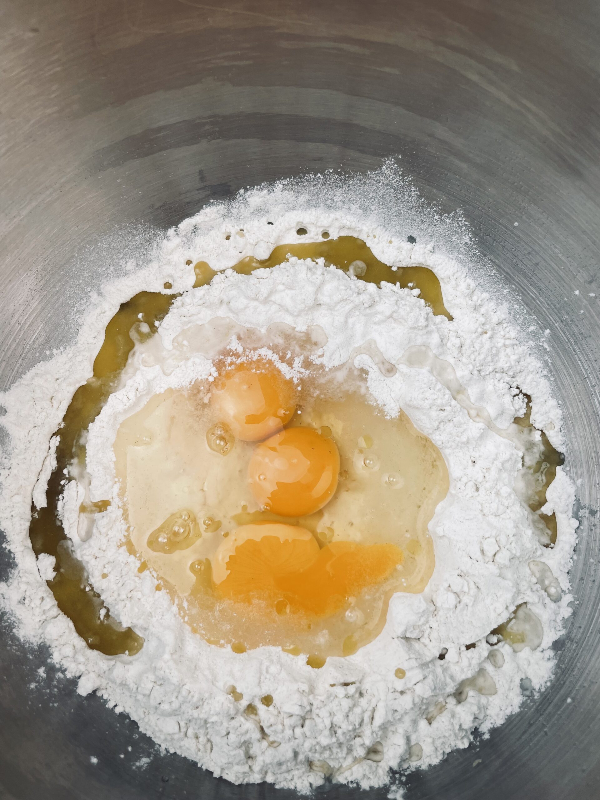 Eier, Wasser und Olivenöl hinzufügen