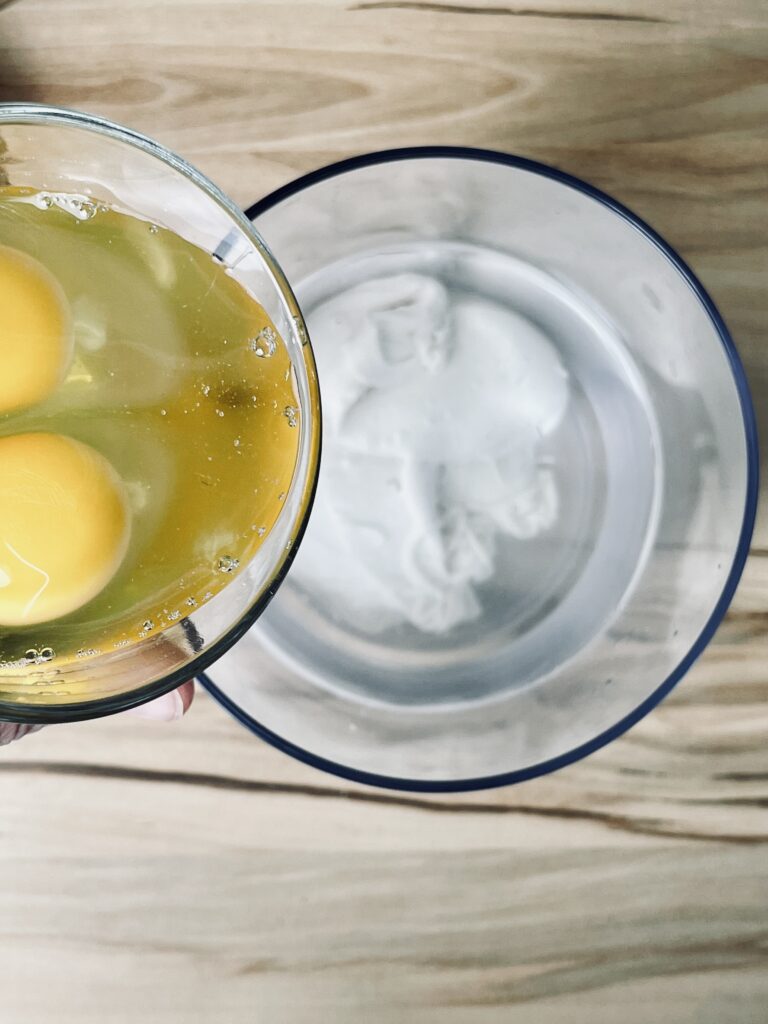 Wasser und Eier zu dem Sauerteigrest hinzugeben