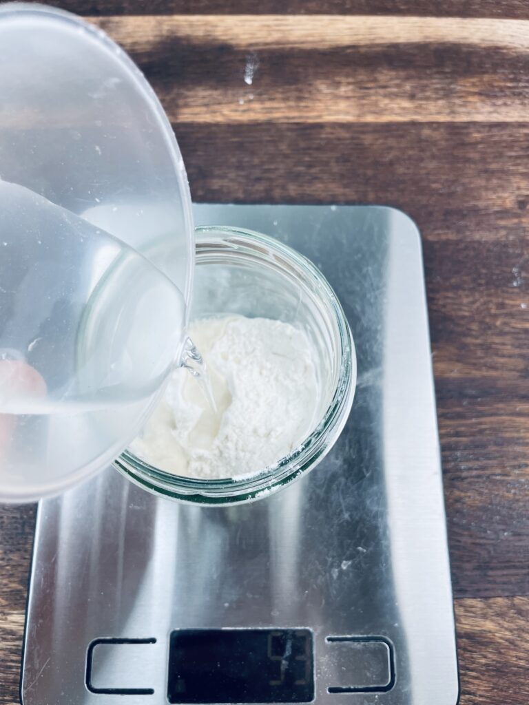 Sauerteig Anstellgut (Lievito Madre) mit Wasser füttern. 