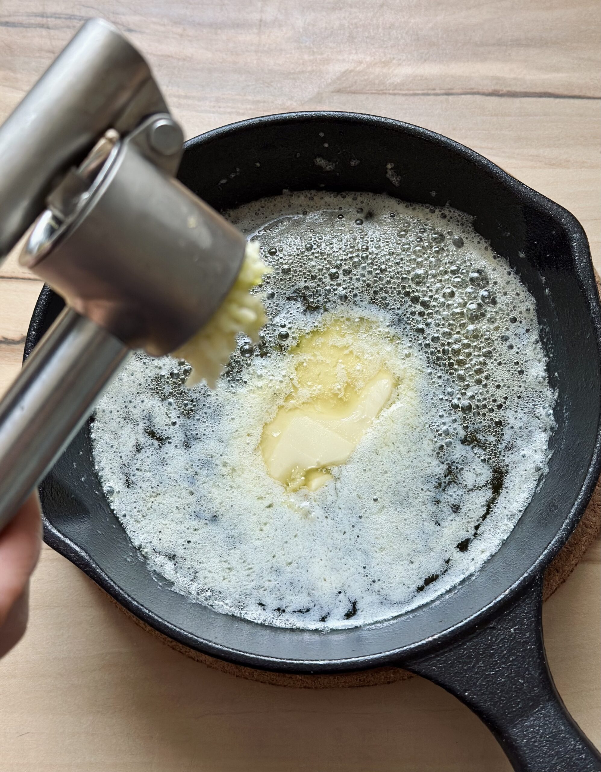 Butter geschmolzen mit frischem Knoblauch