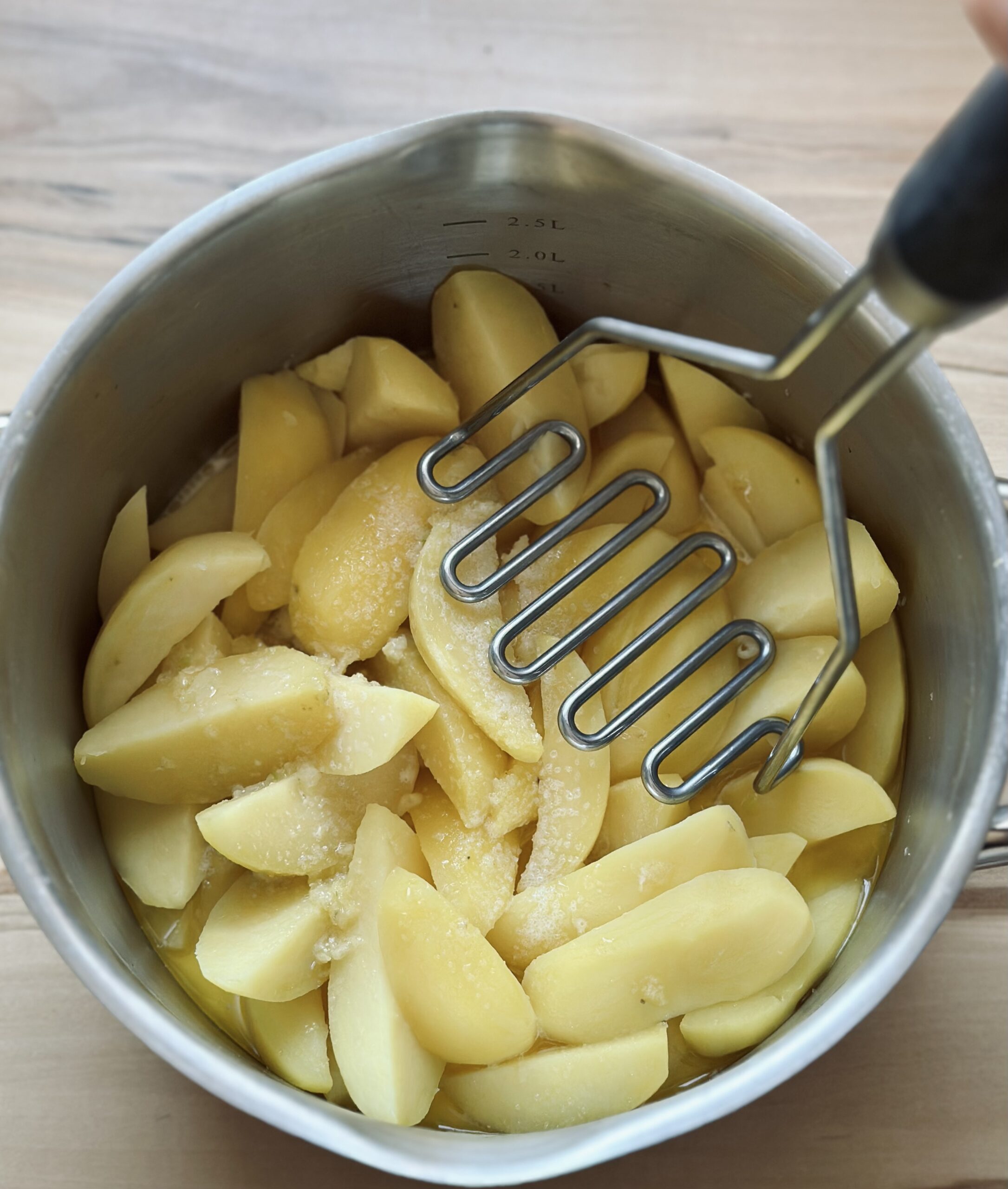 Leicht mit Salz würzen und mit einem Kartoffelstampfer zu Brei stampfen