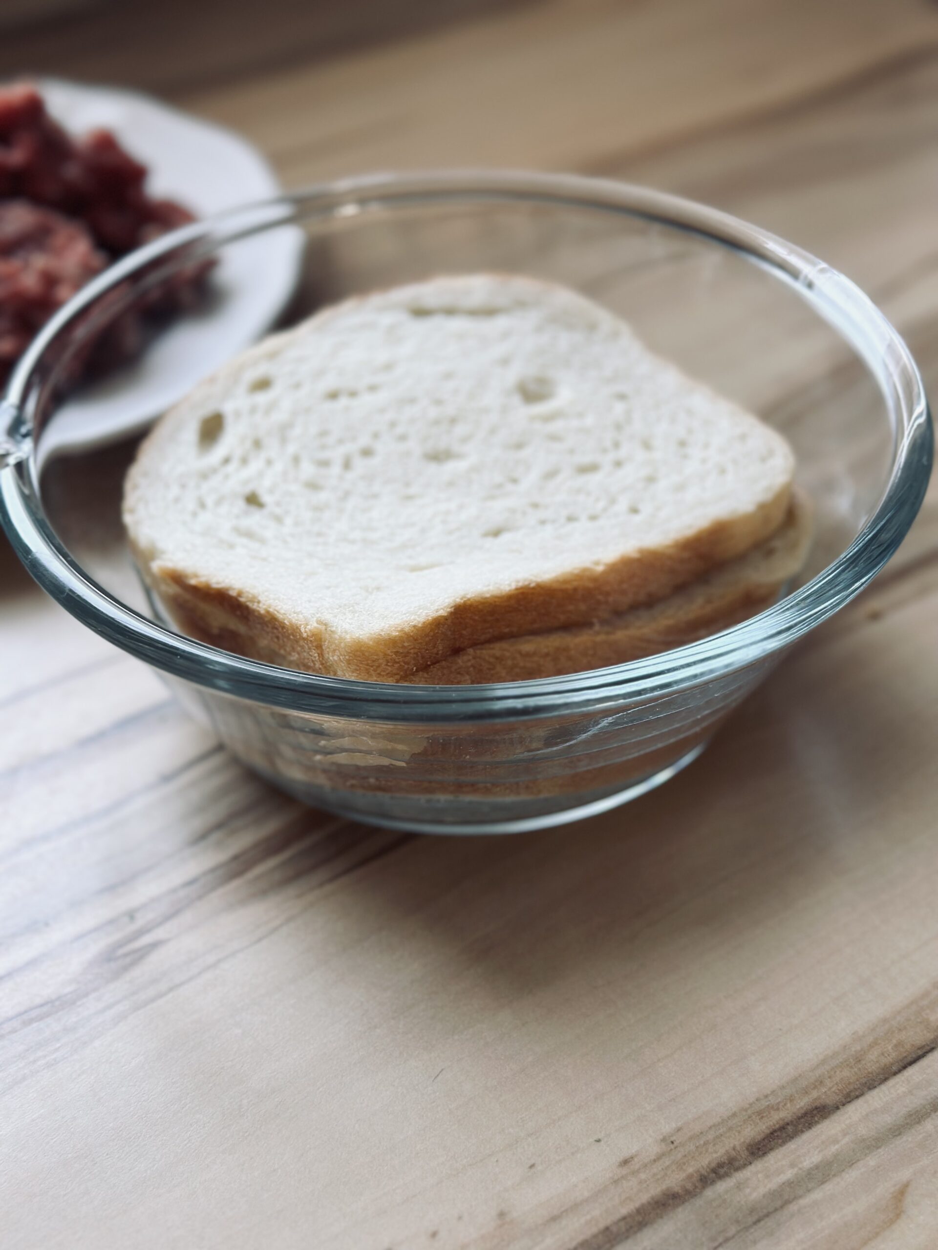 Sauerteigtoast in Wasser einweichen