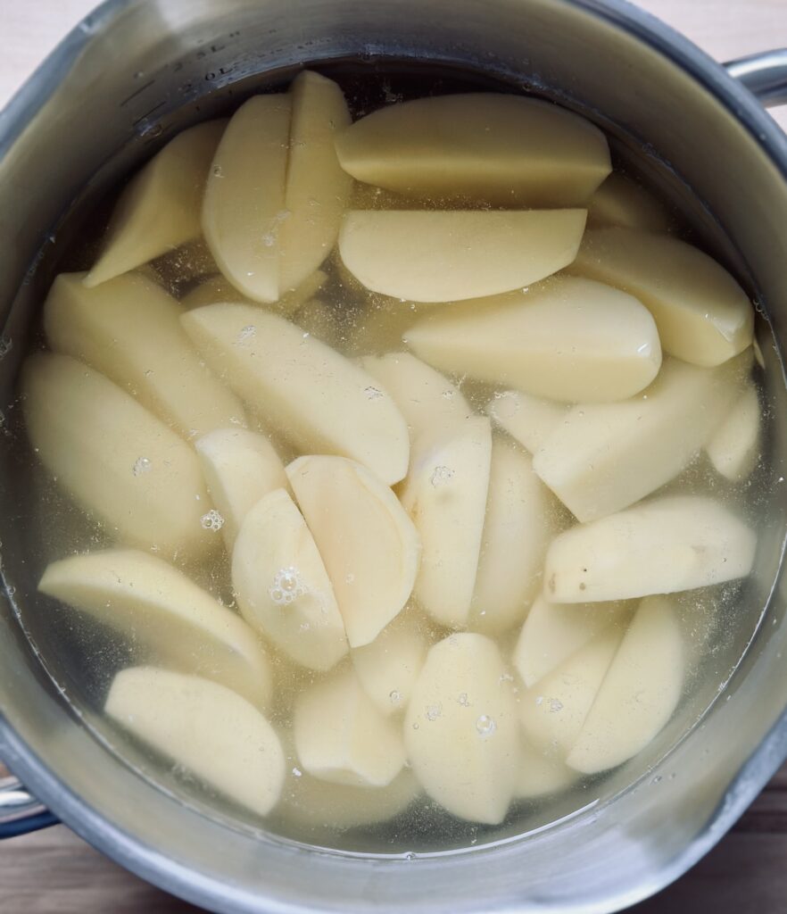 Kartoffeln mit kaltem Wasser bedecken und zum kochen bringen