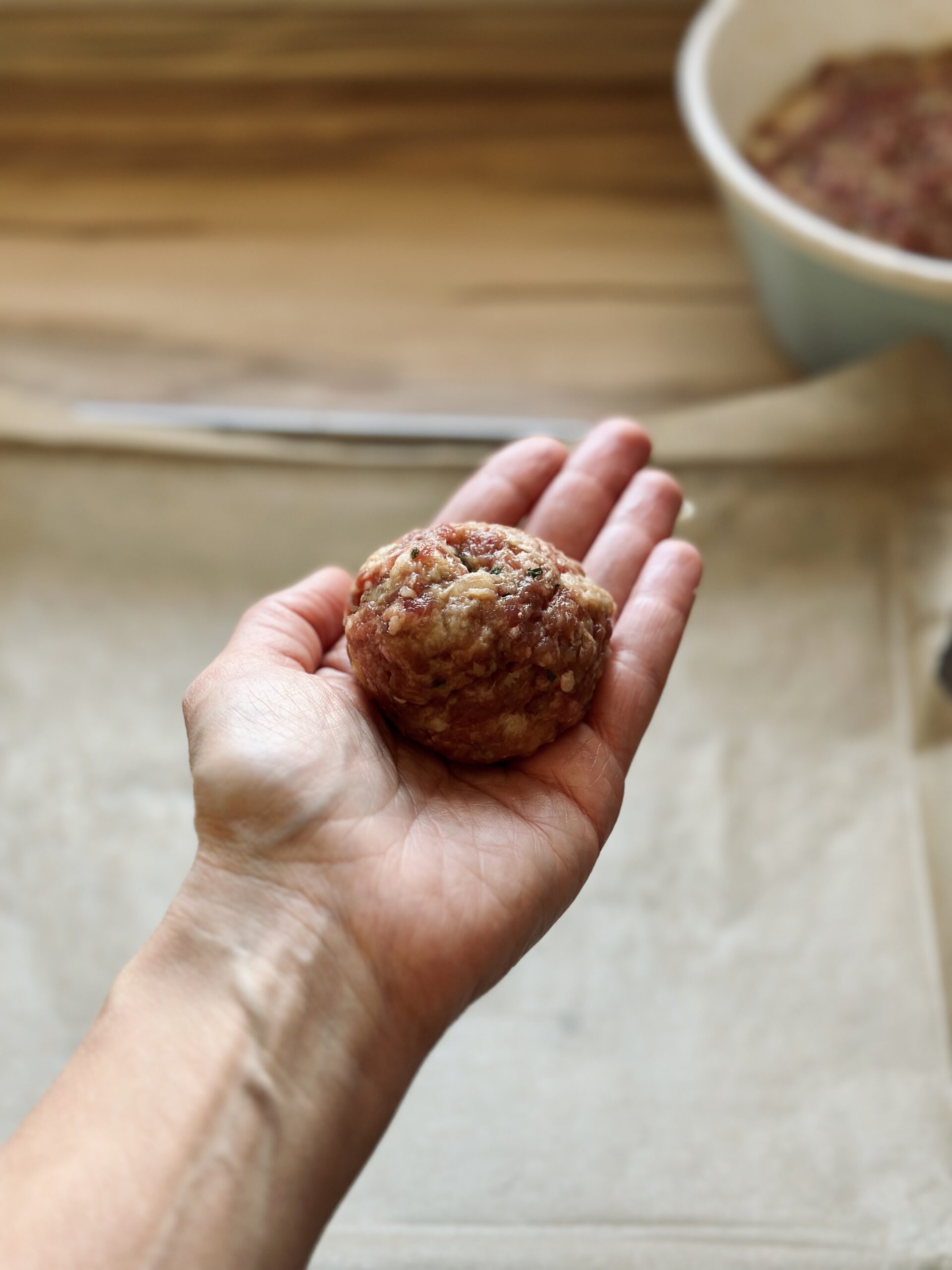 Hackfleischmasse zu einem Ball formen 