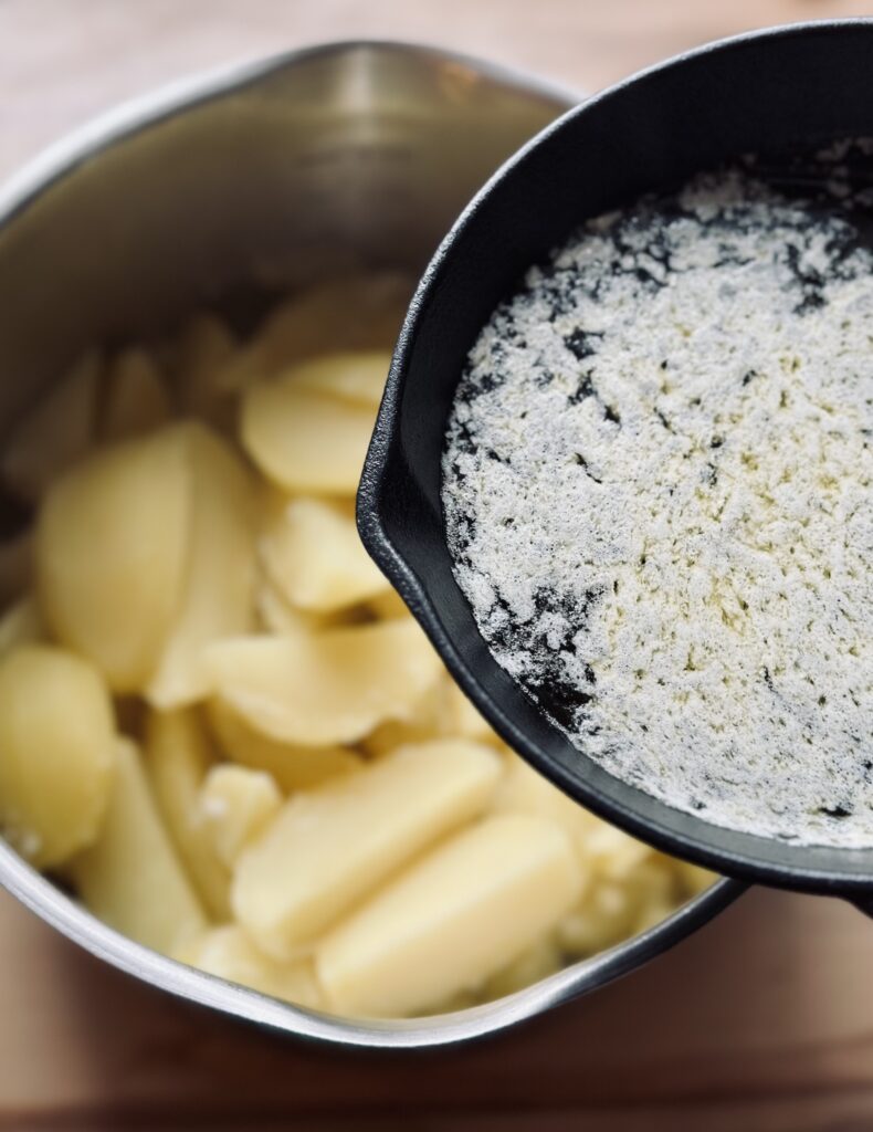 Zerlassene Butter über die Kartoffeln Giesen