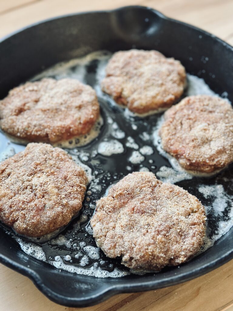 Panierte Hackfleischküchle in Butter anbraten