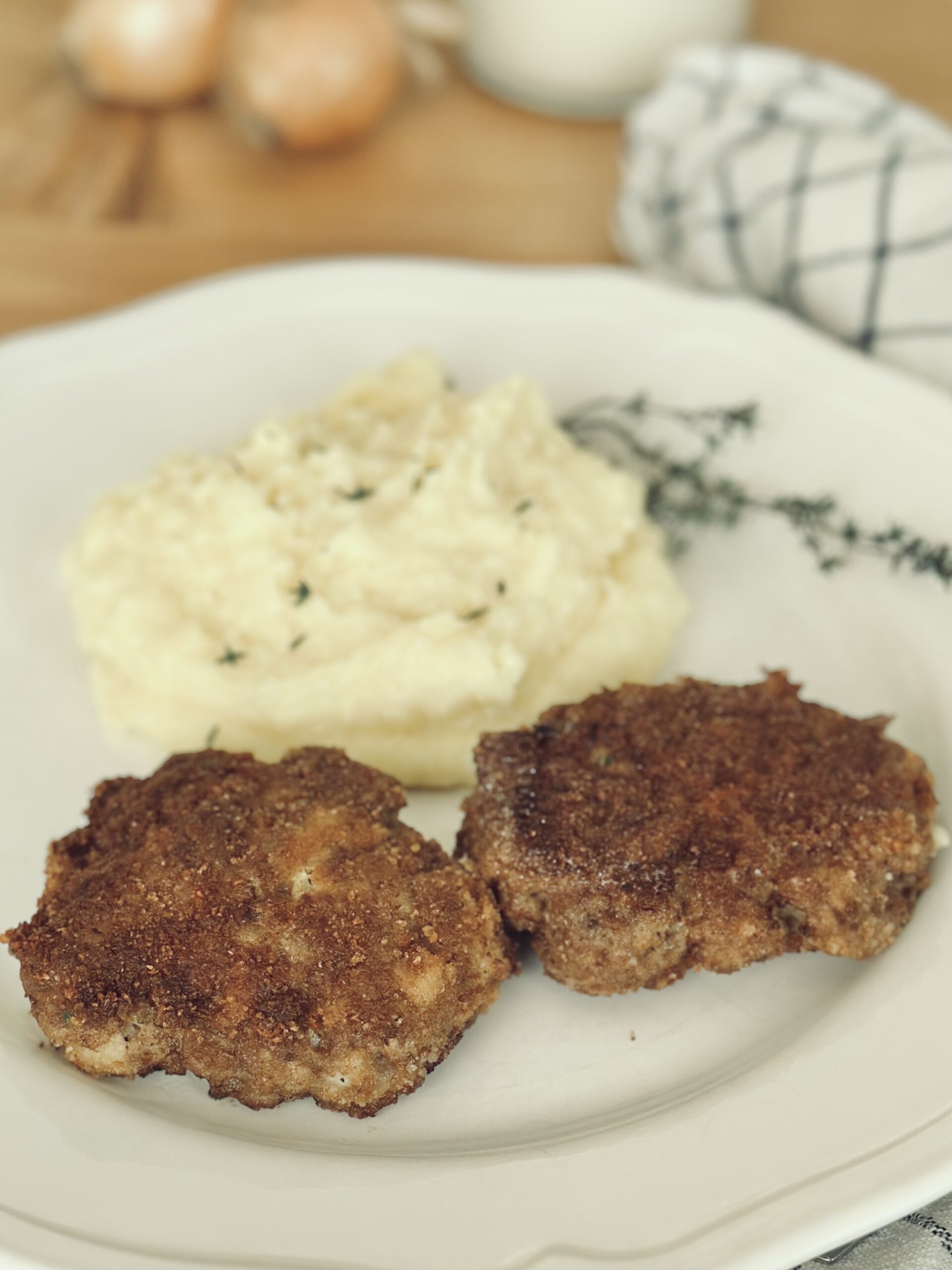 Fertige Hackfleischküchle mit Kartoffelpüree