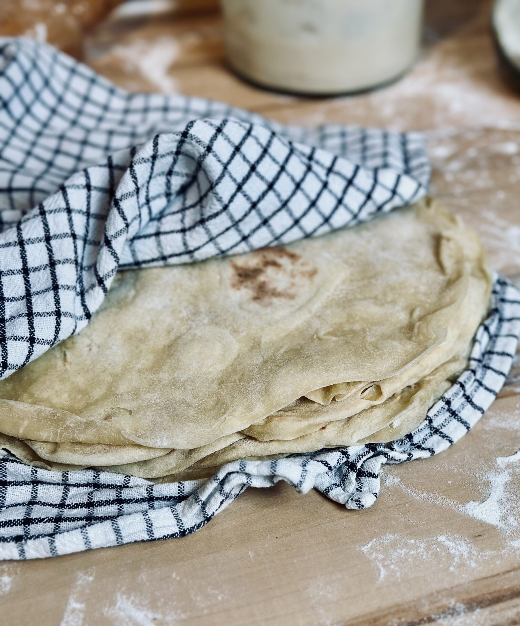 Sauerteig Tortilla in einem Küchentuch warm halten