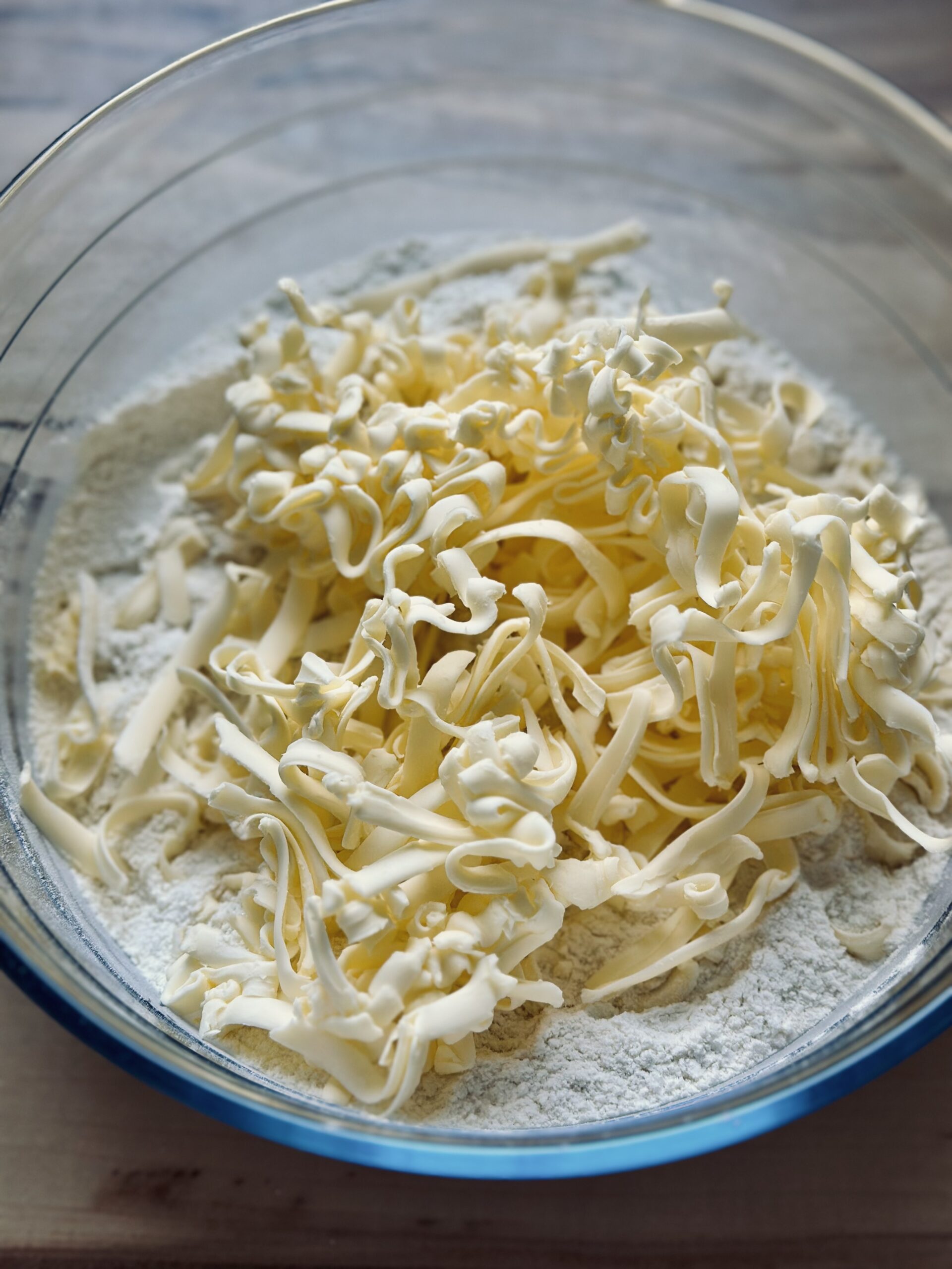 Butter in Mehl einarbeiten