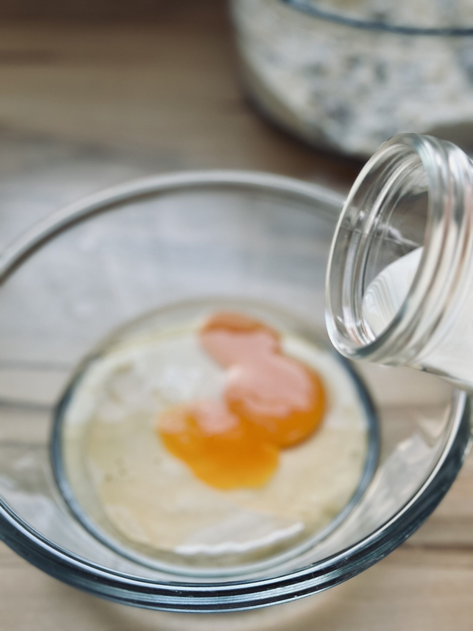 Sauerteig, Eier, Vanille Extrakt und Sahne vermischen