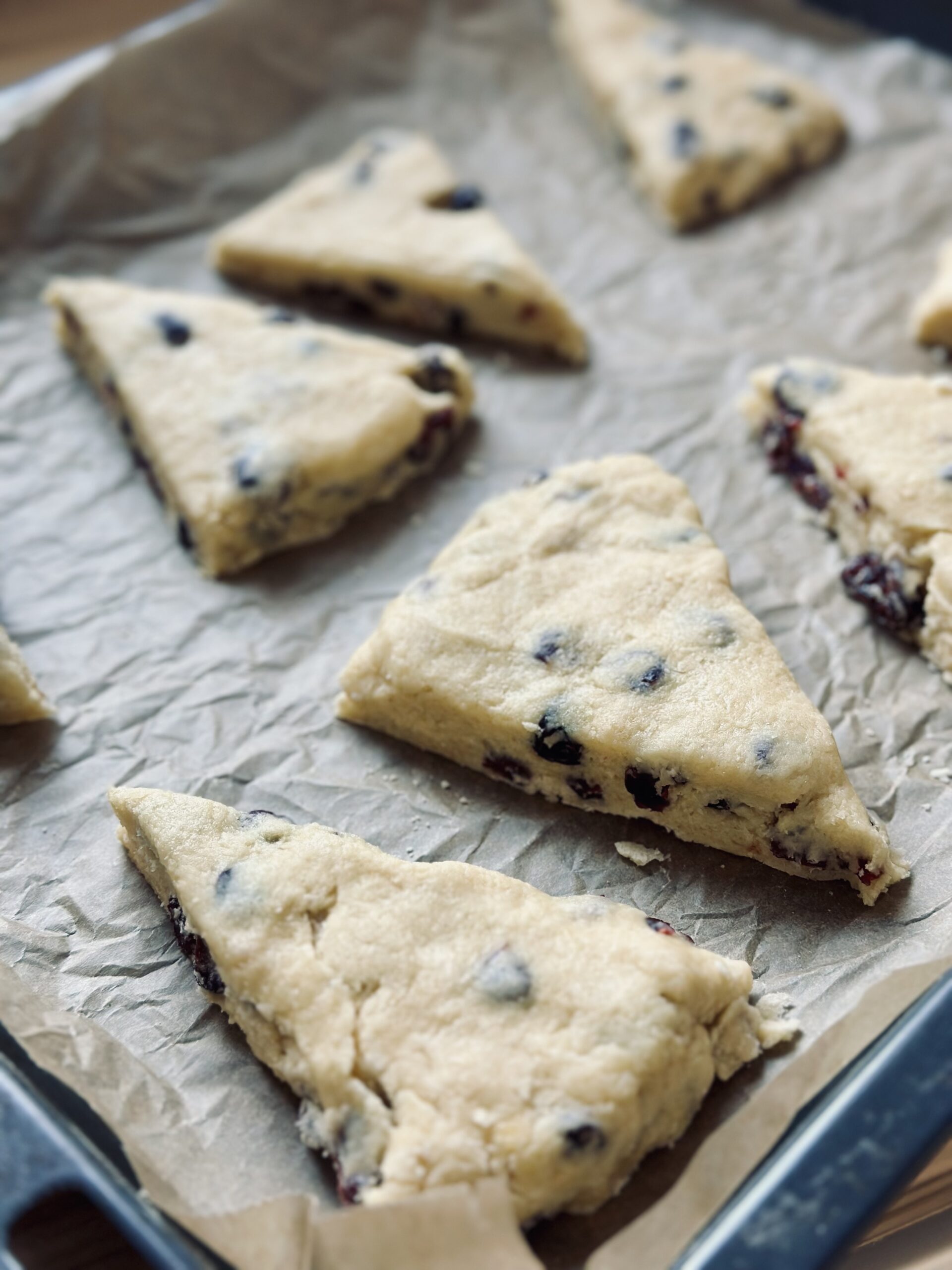 Scones auf ein Backblech legen und kalt stellen