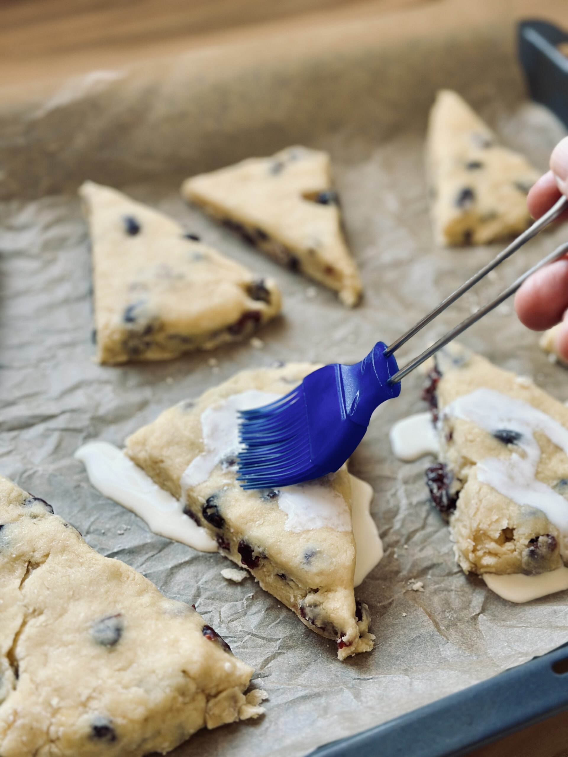 Scones mit Sahne einstreichen