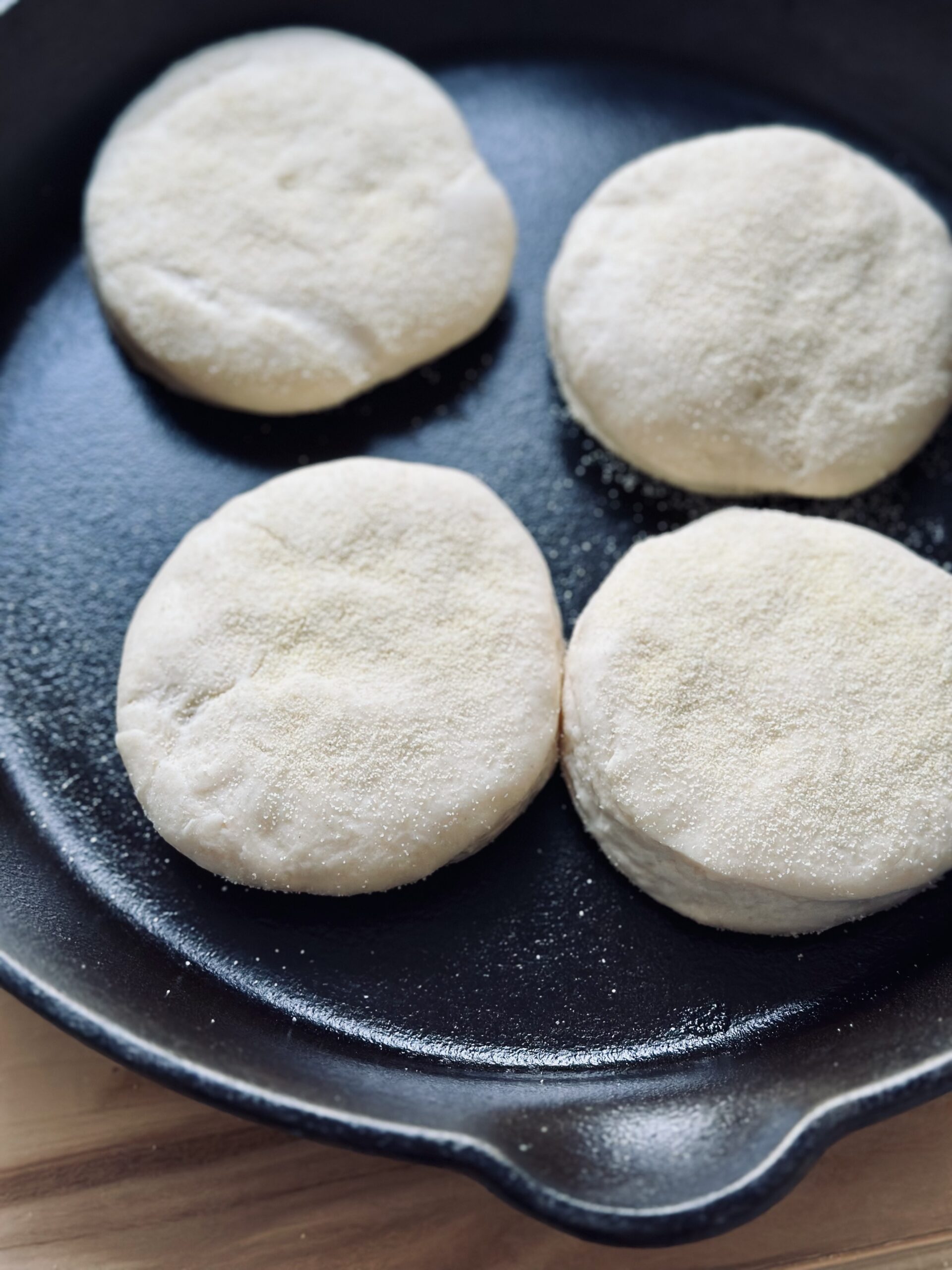 English Muffins ausbacken in einer Pfanne