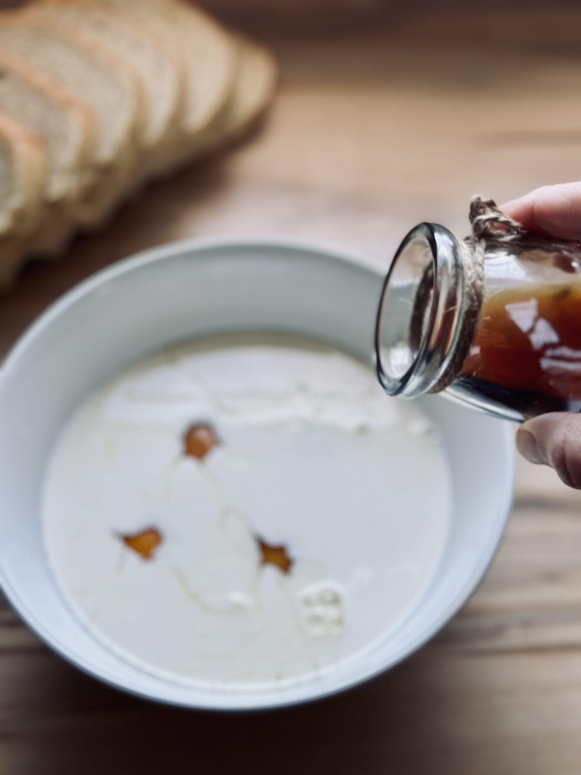 Eier, Sahne und Ahornsirup in eine Schale geben
