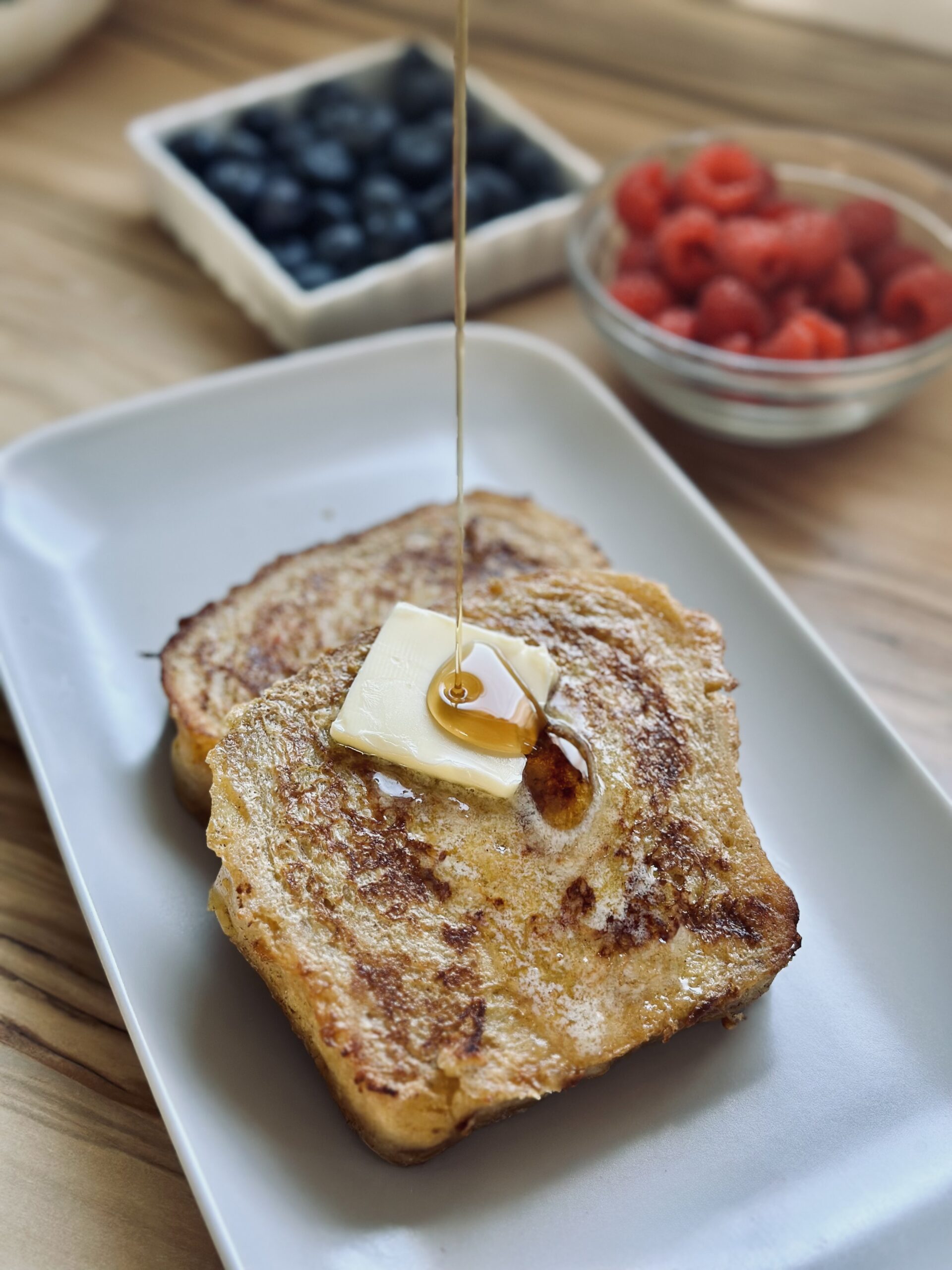 Toasts mit Früchten und Ahornsirup servieren