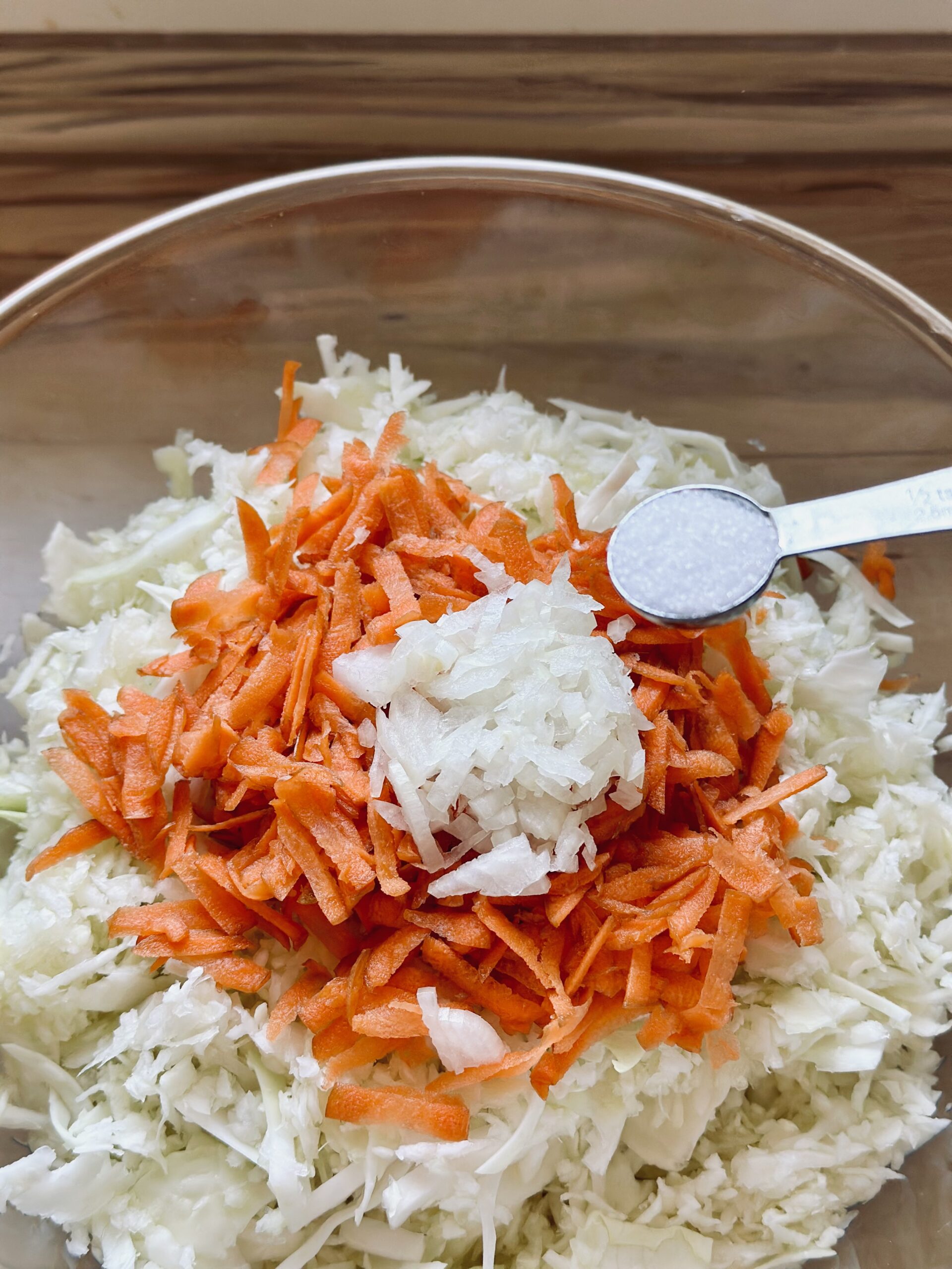 Salz zu dem Salat geben