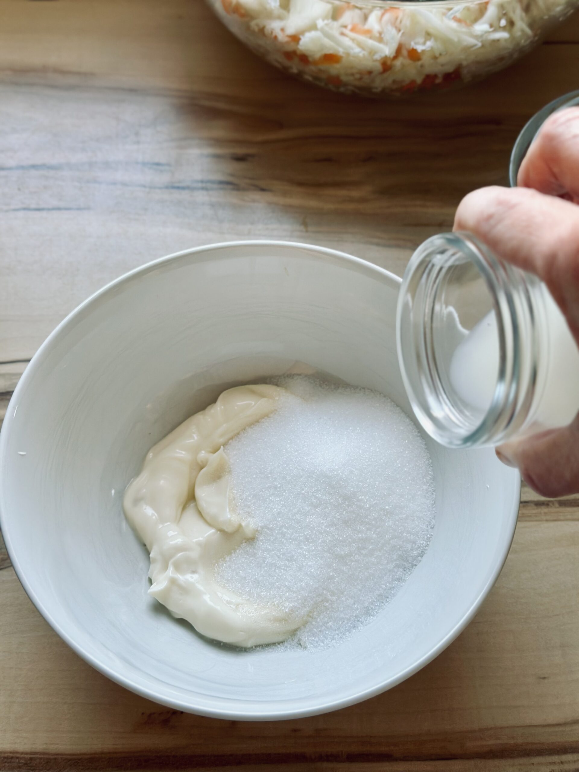 Mayonnaise, Zucker, Milch und Buttermilch in eine Schale geben