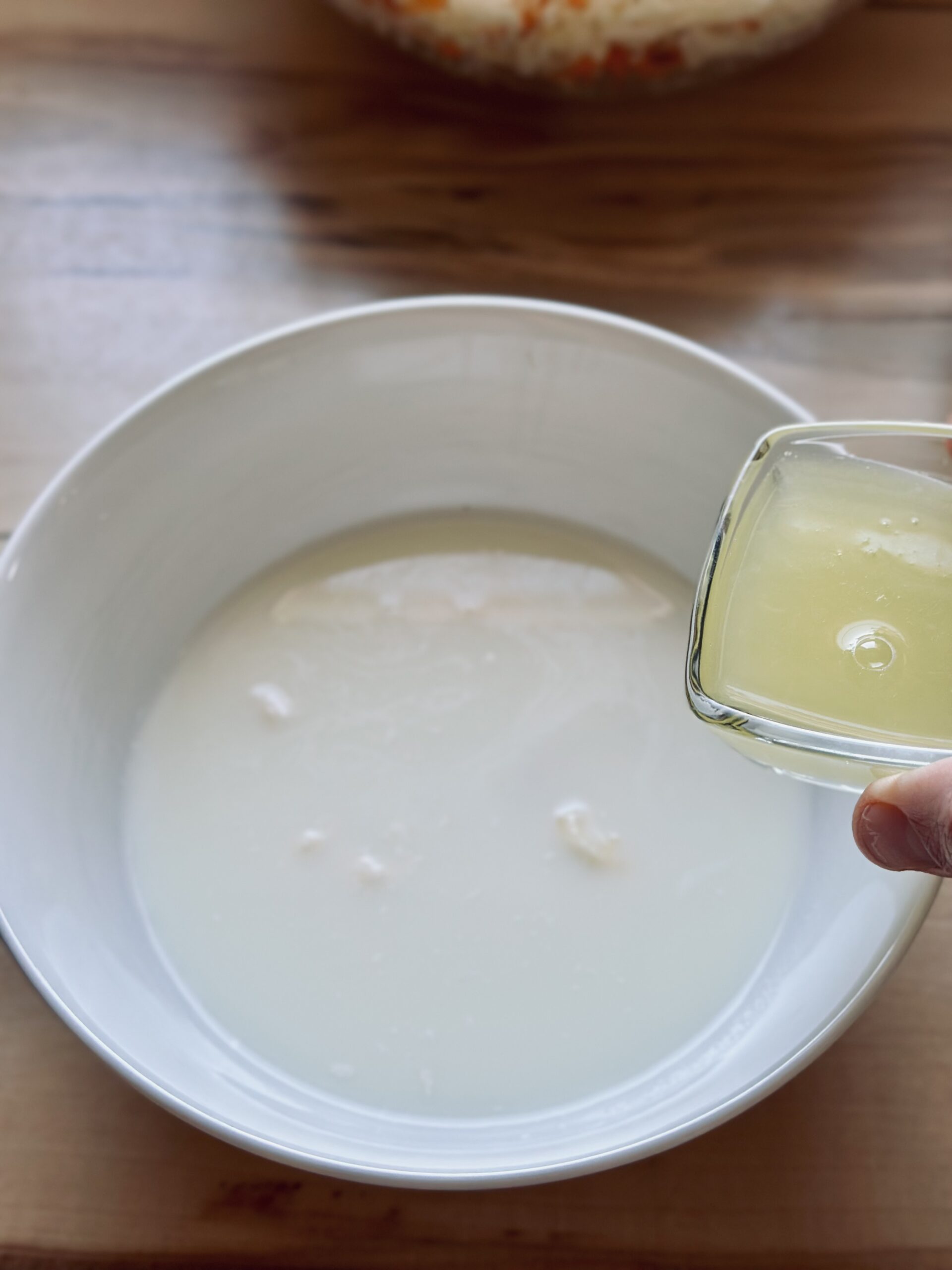 Zitronensaft zu dem Coleslaw Dressing geben 