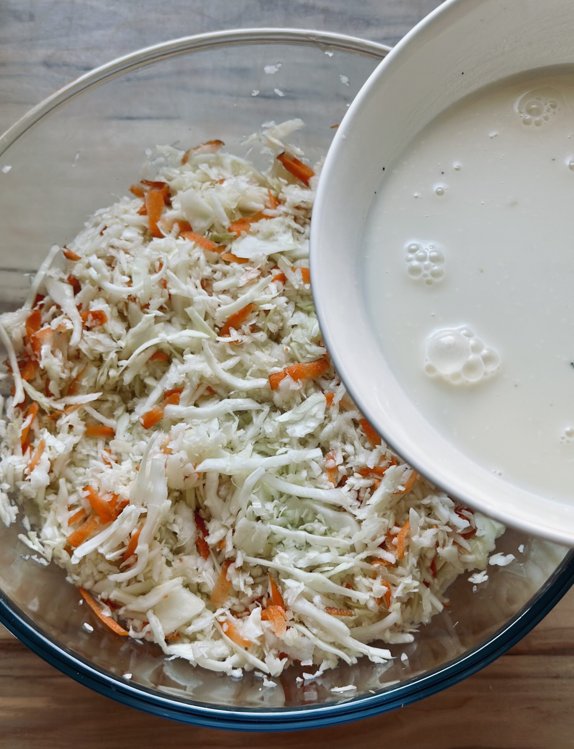 Dressing über den Salat geben