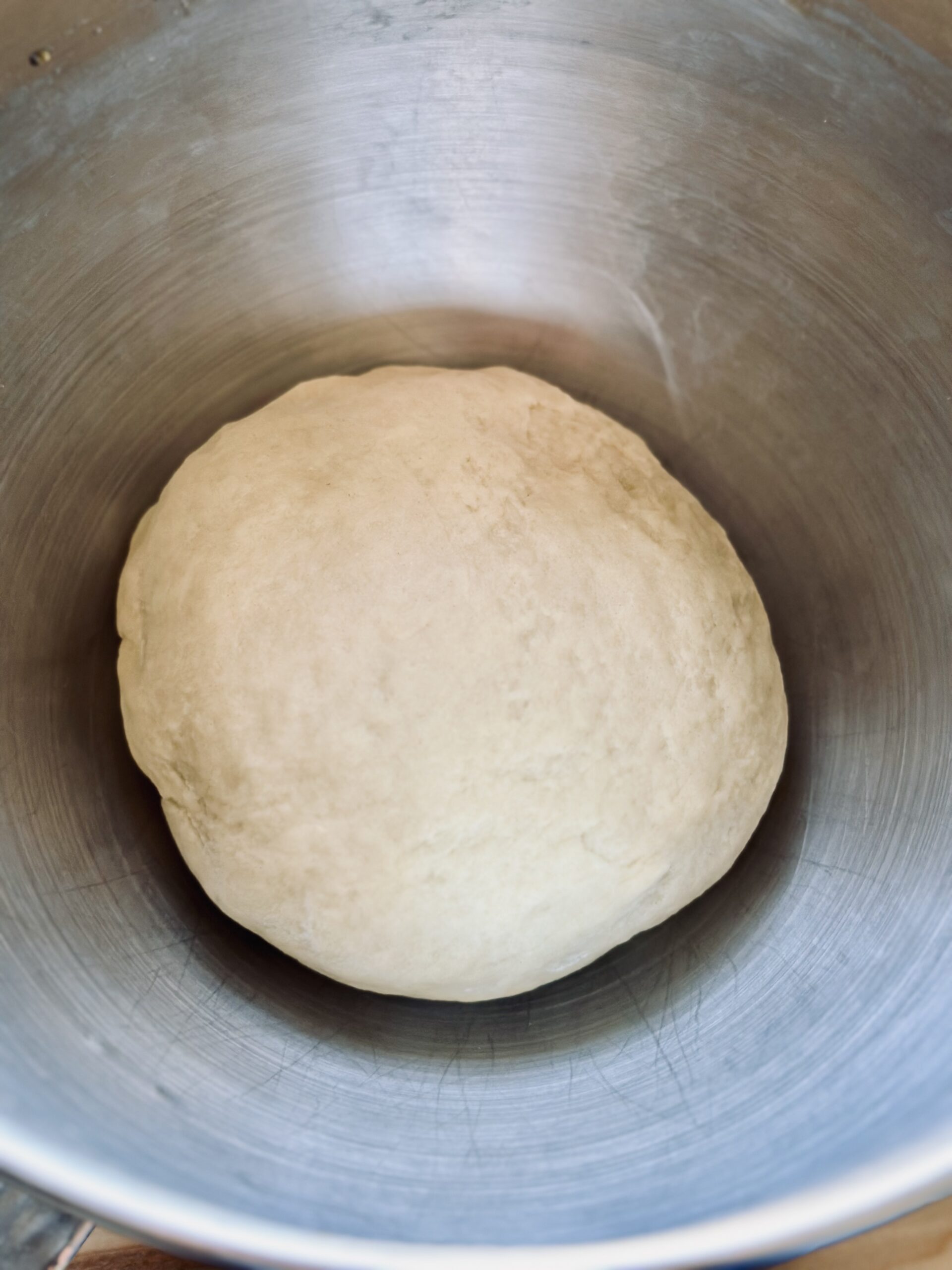 Teig zu einem glatten Teig kneten lassen