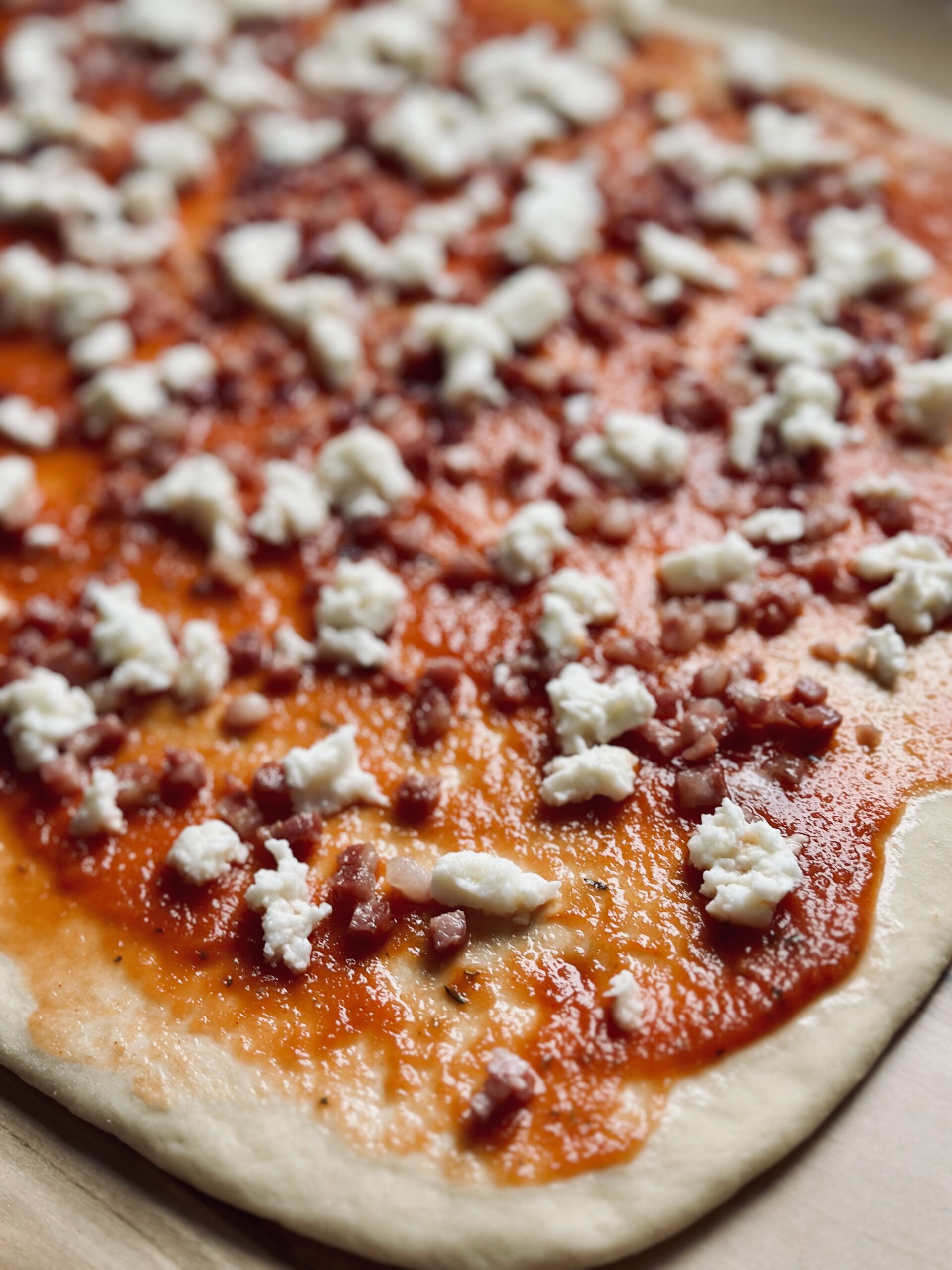 Pizzaschnecken Teig mit Käse belegen