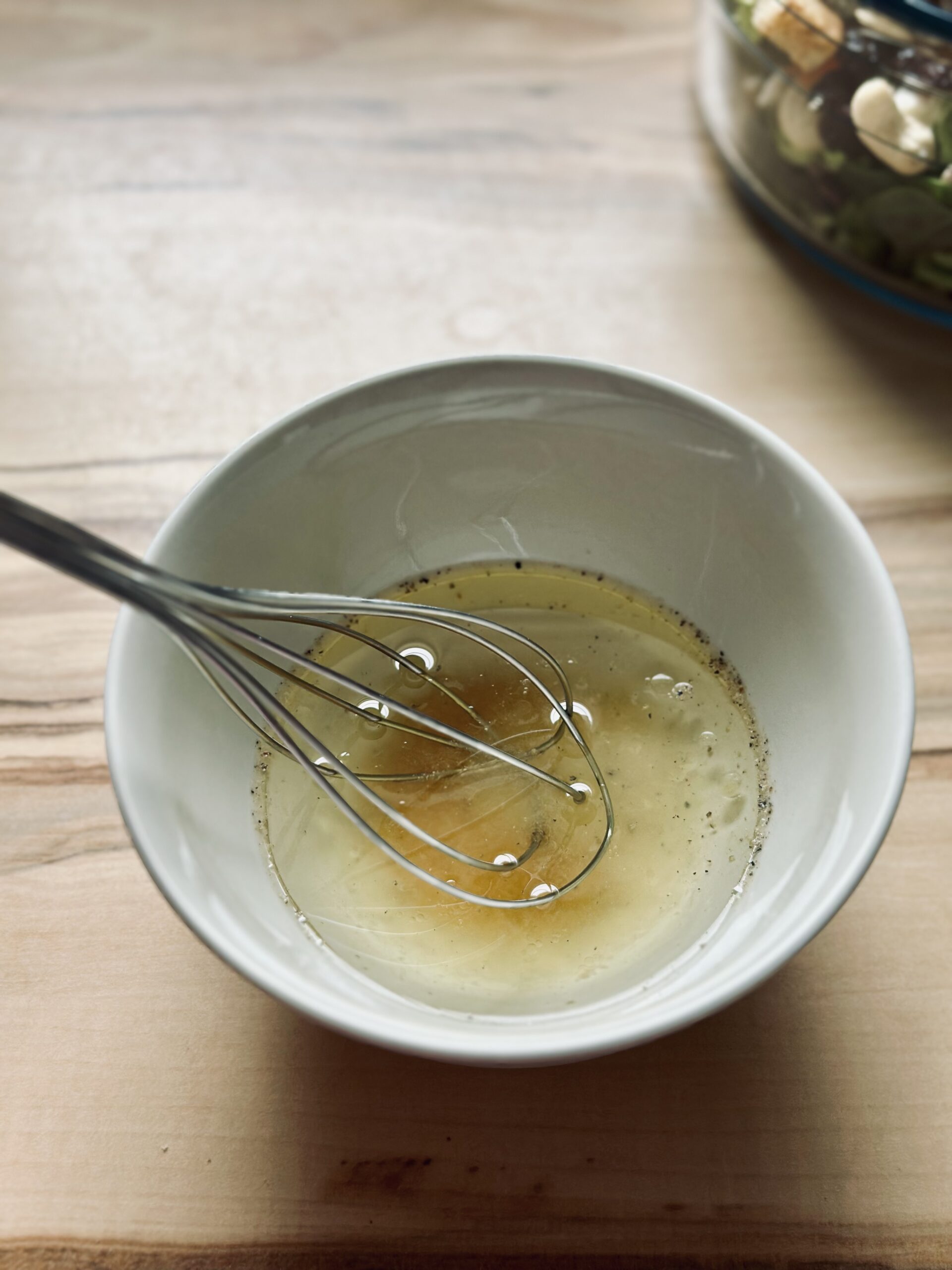 Salatsoßen Zutaten in eine kleine Schale geben