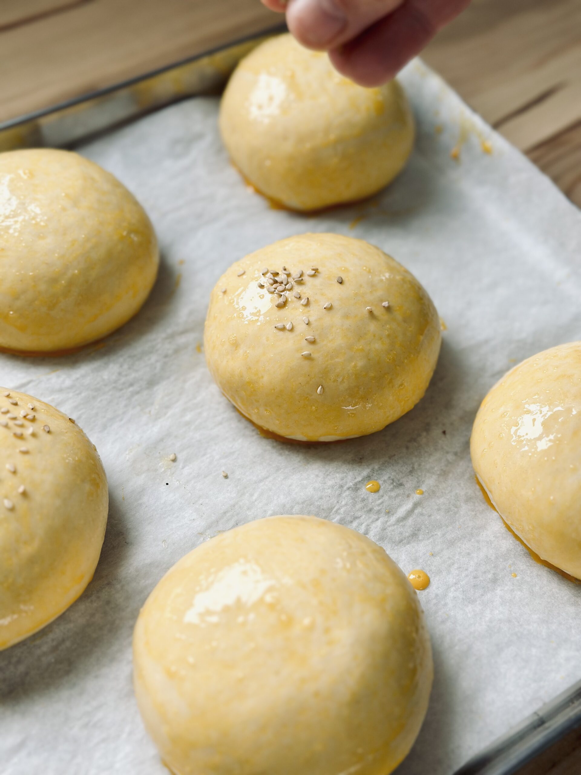 Brötchen mit Sesam bestreuen