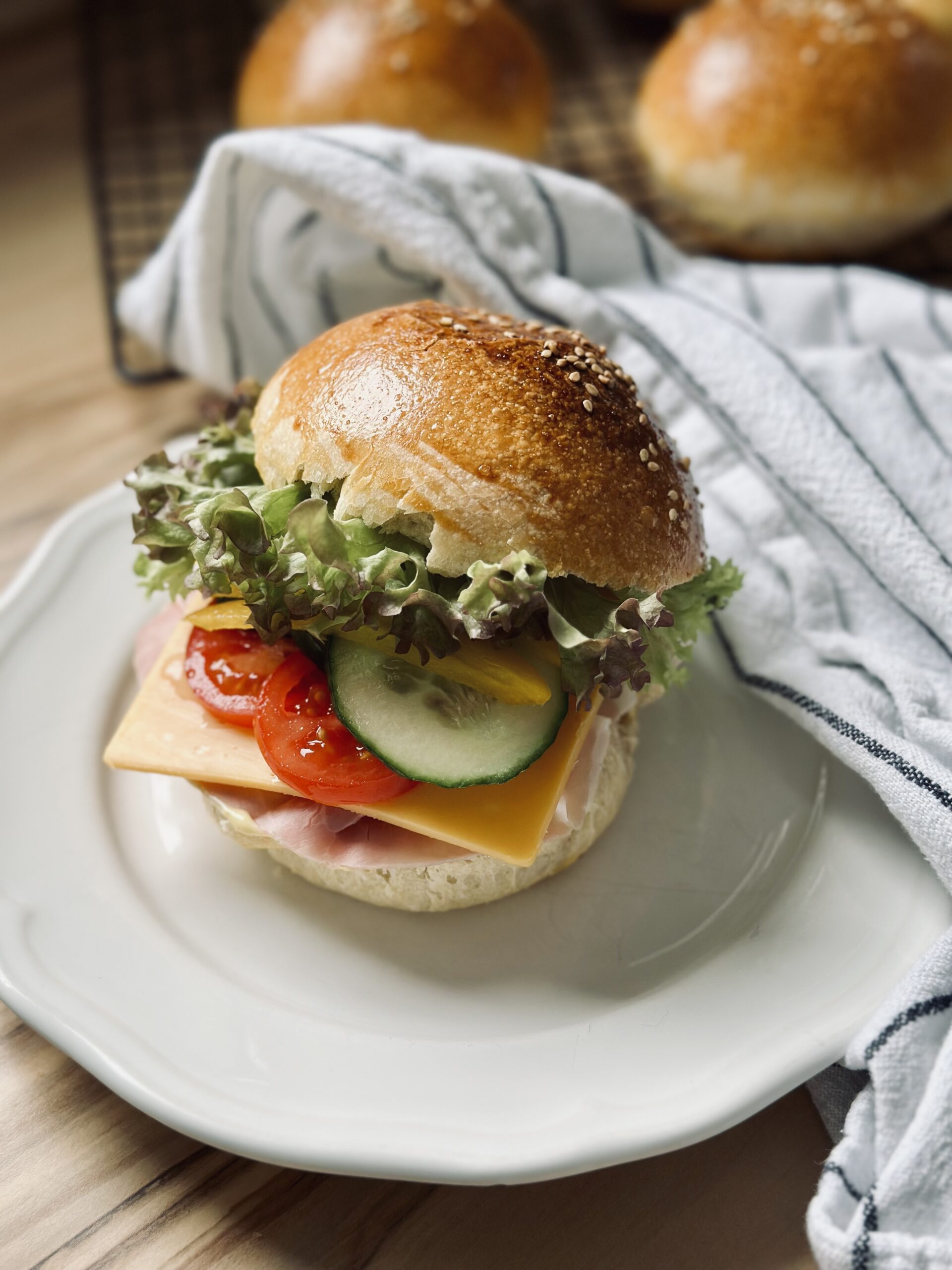 Sandwich mit Sauerteig Hamburger Brötchen