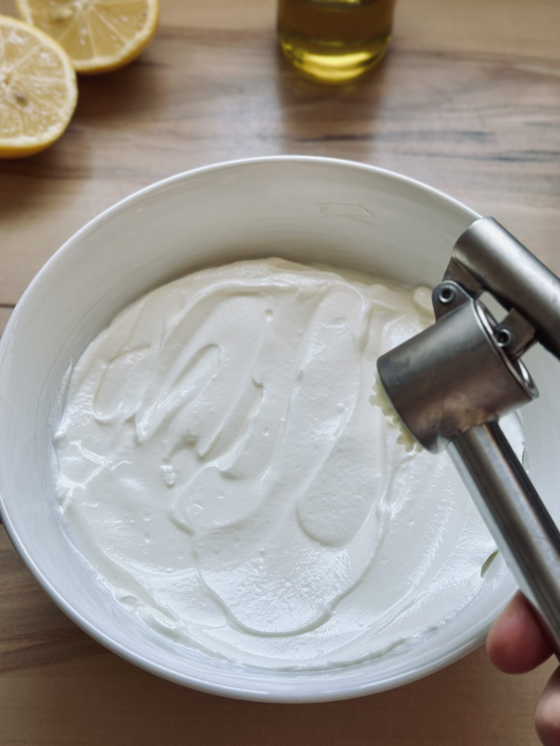 Knoblauch in den Jogurt pressen