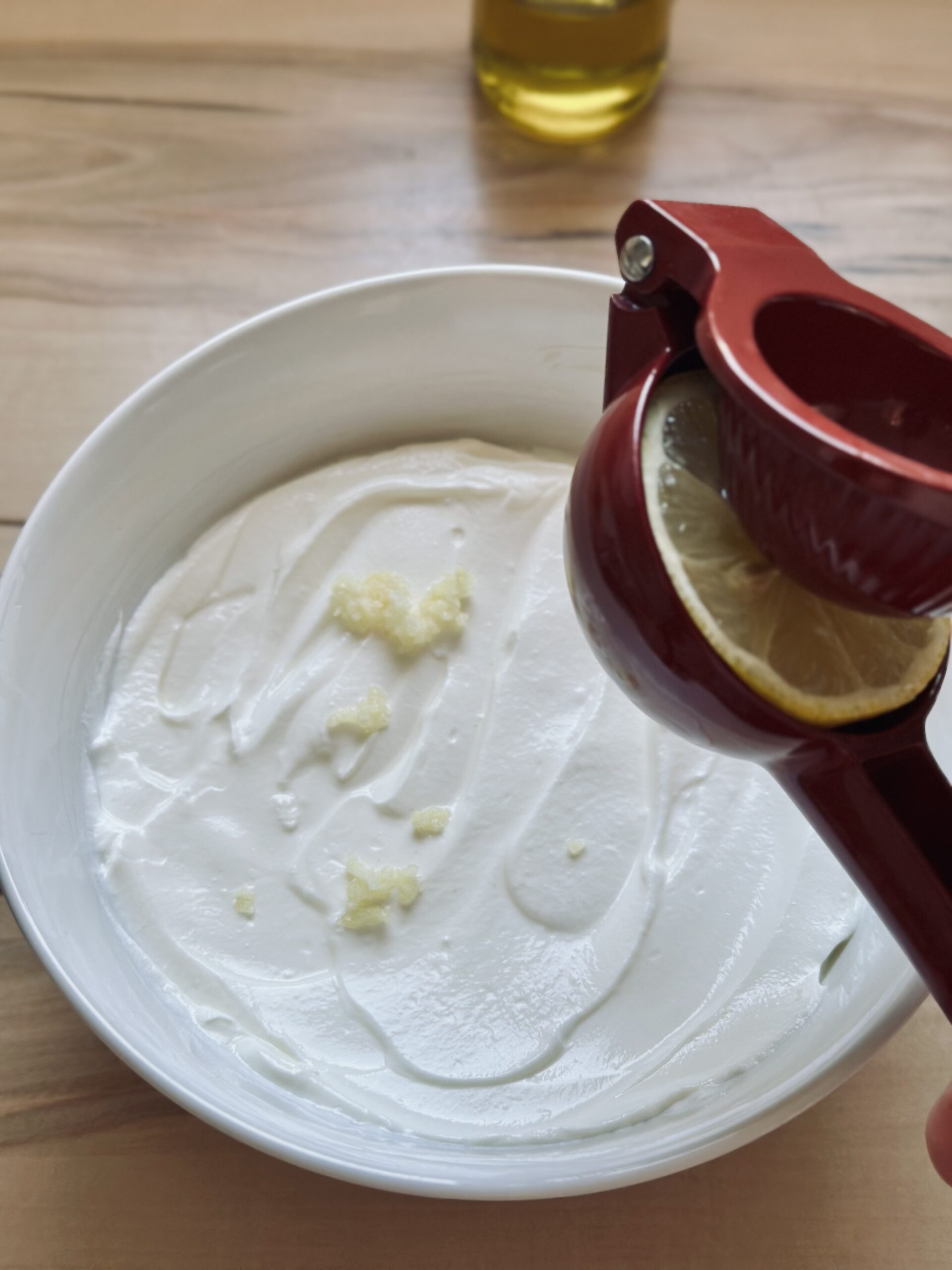 Zitronensaft in den Jogurt geben
