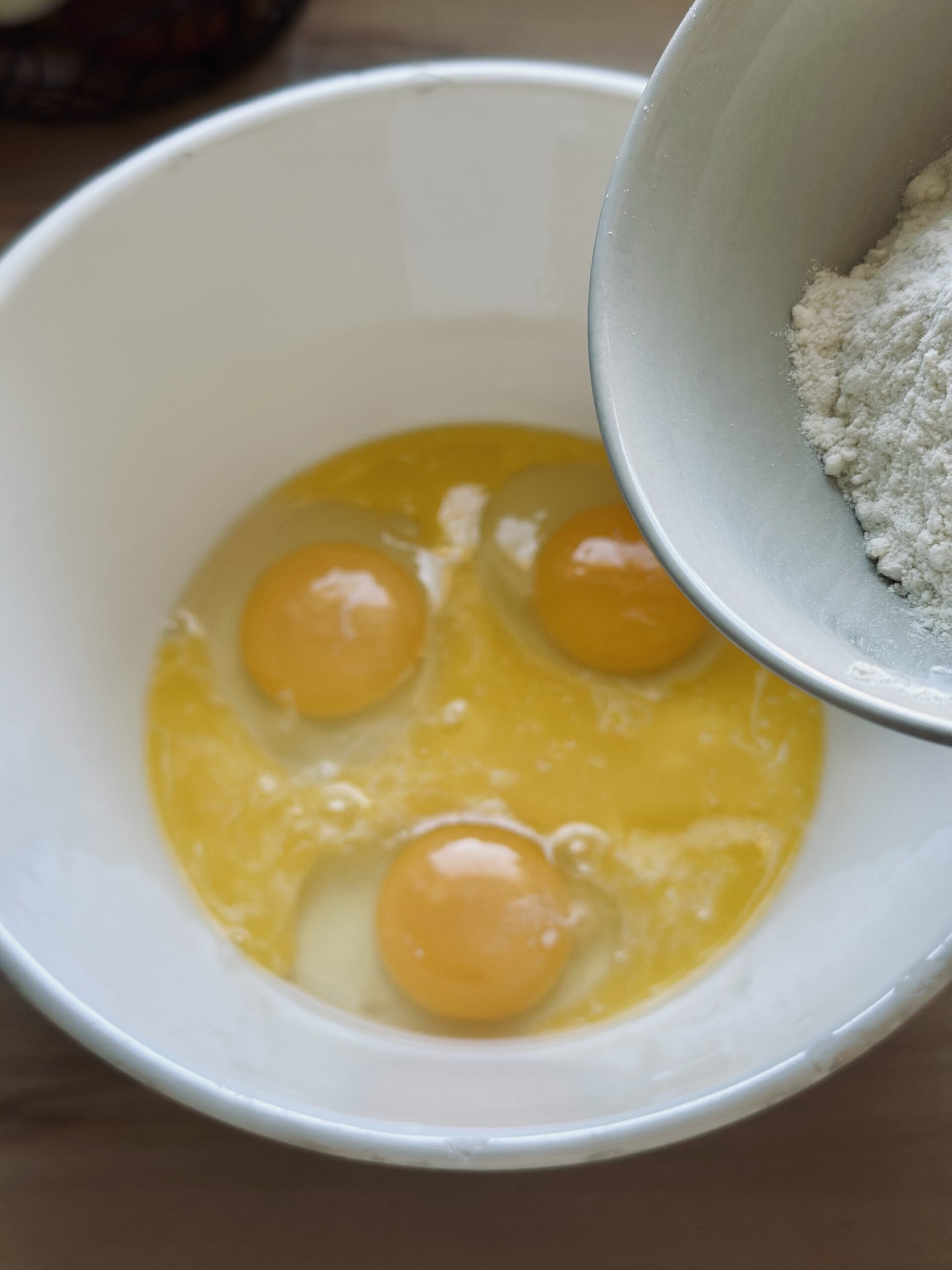 Teig herstellen - Eier, Butter & Mehl