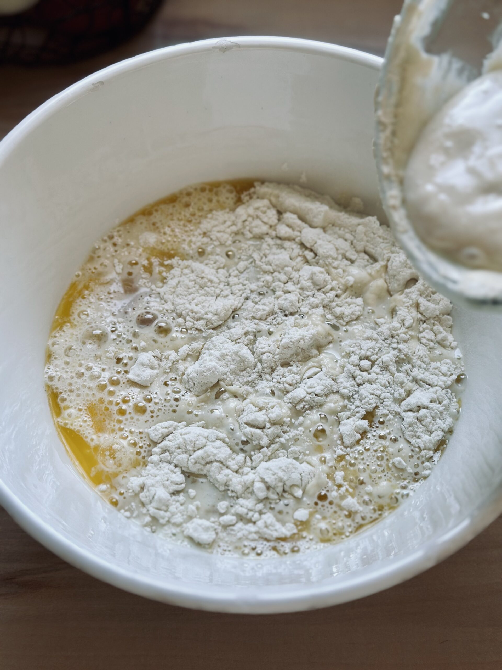 Sauerteig Rest zu den Crepes Zutaten hinzufügen