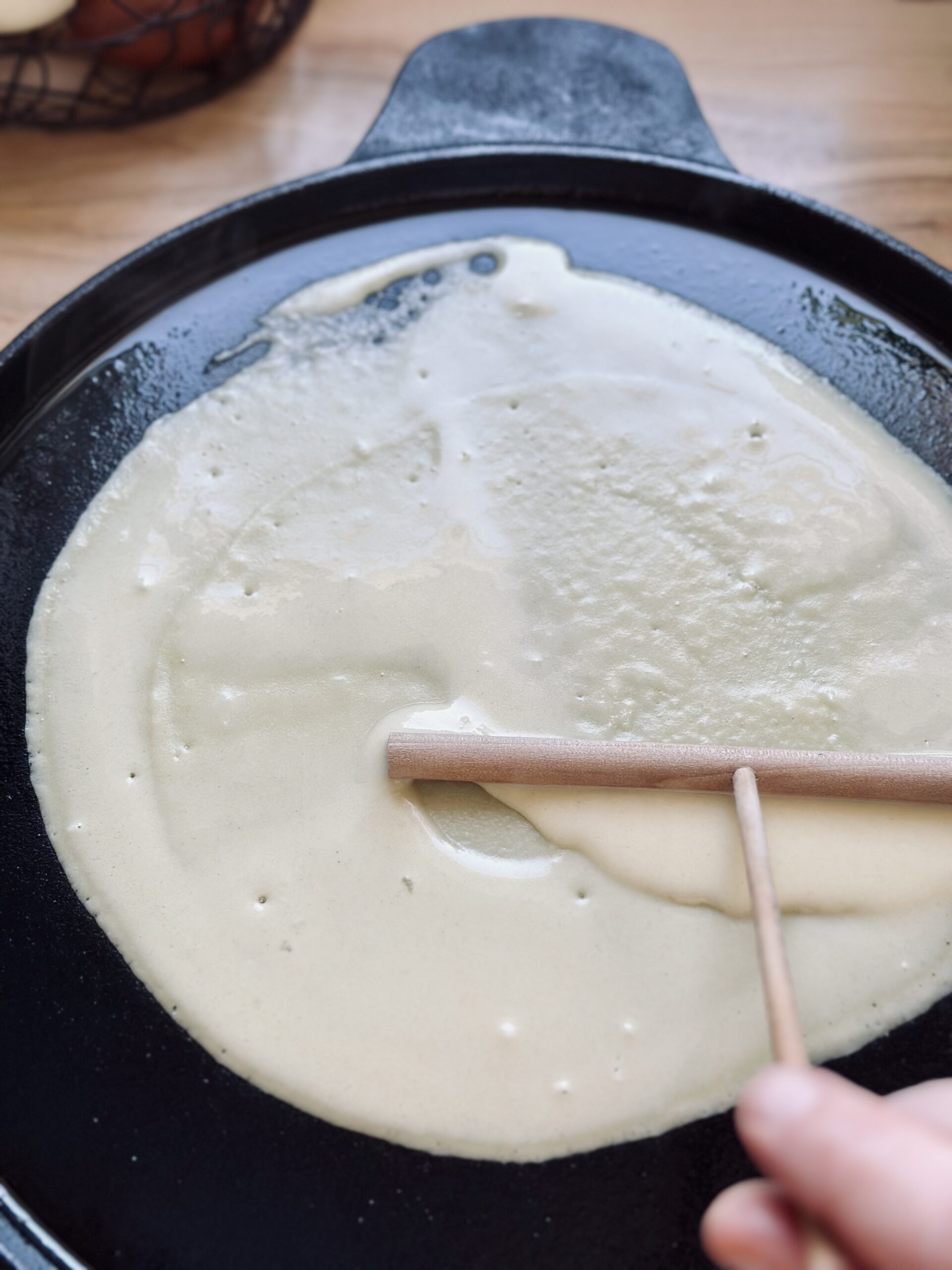 Crepes Teig auf der Pfanne verteilen und dünn ausstreichen