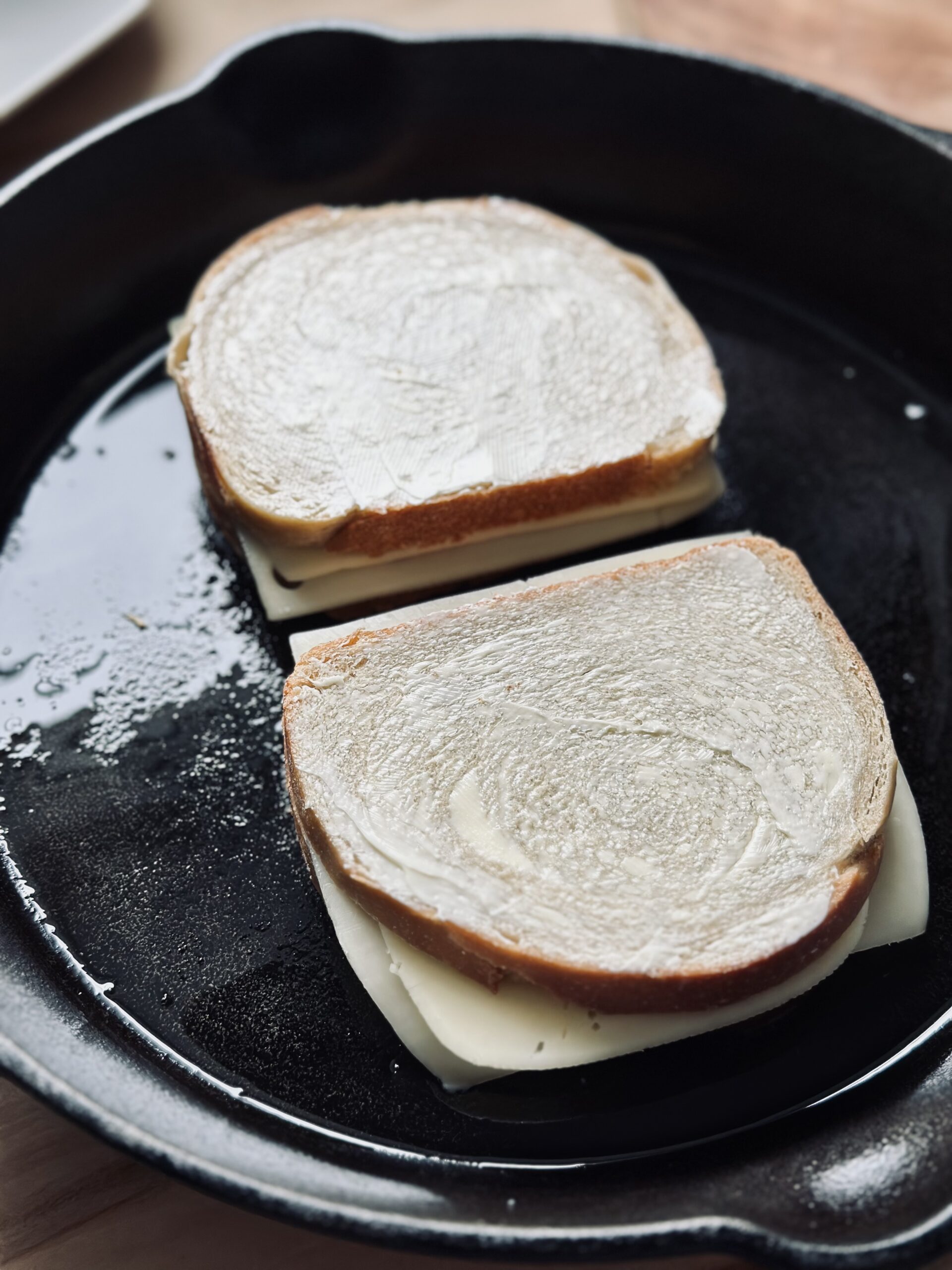 Käsesandwich in der Pfanne bei mittlerer Hitze anbraten
