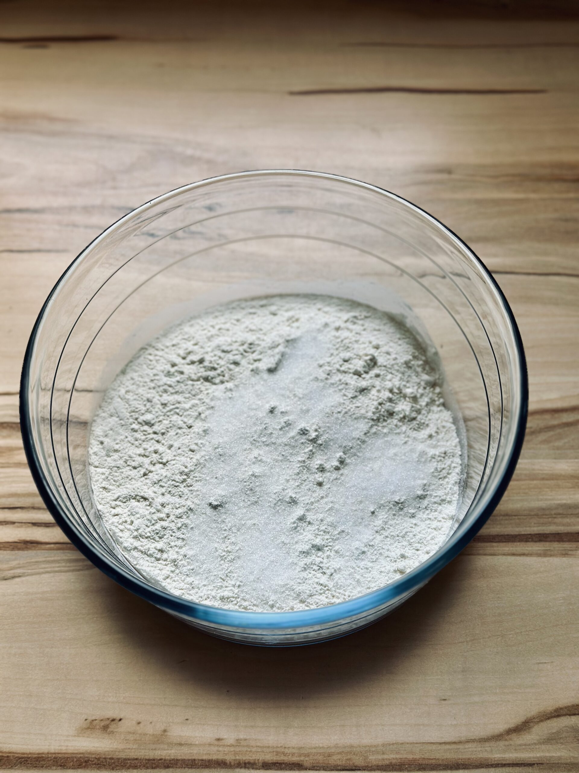 Salz und Zucker zum Mehl hinzufügen