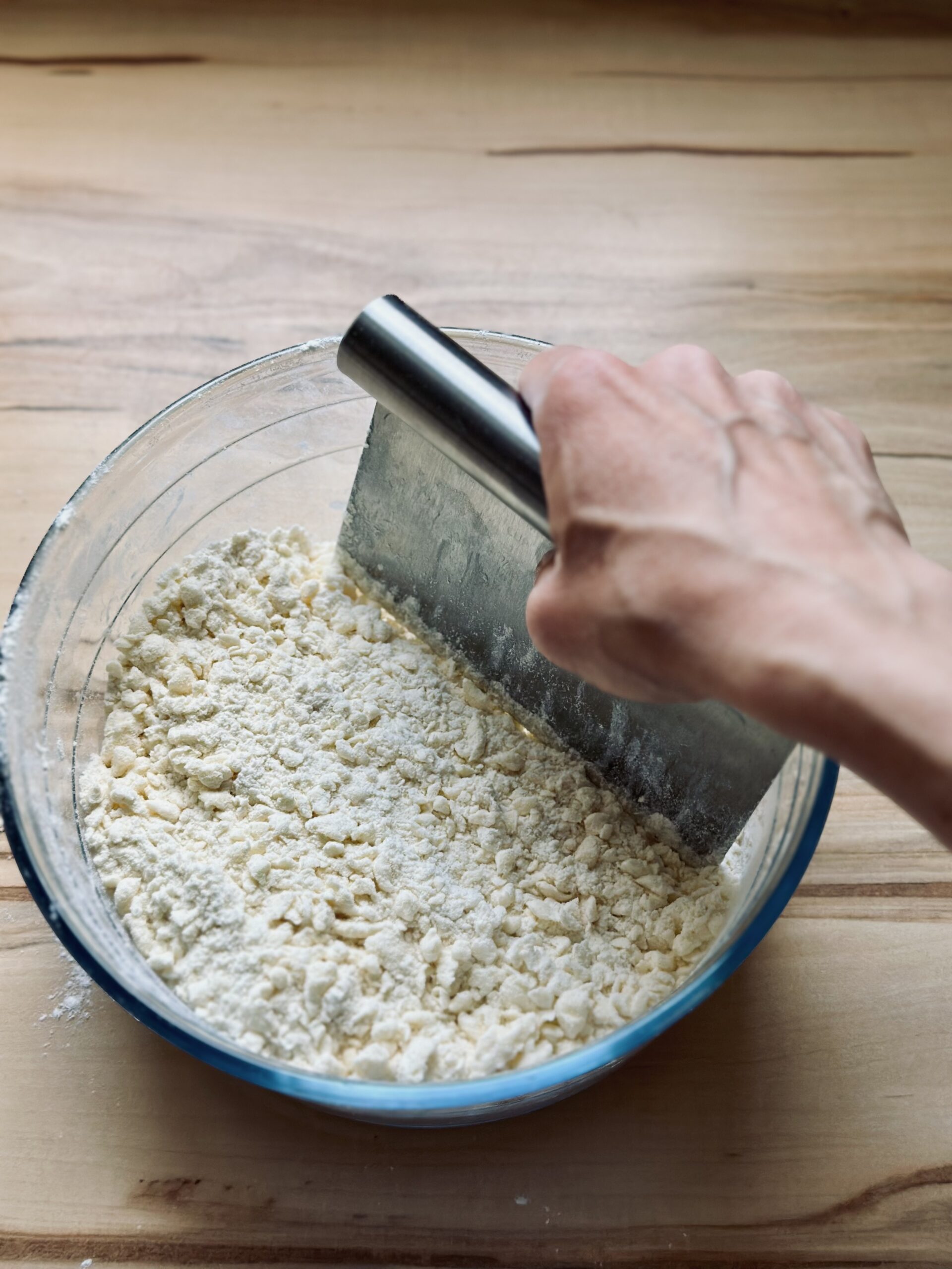 Mehl und Butter Maße krümelig schneiden