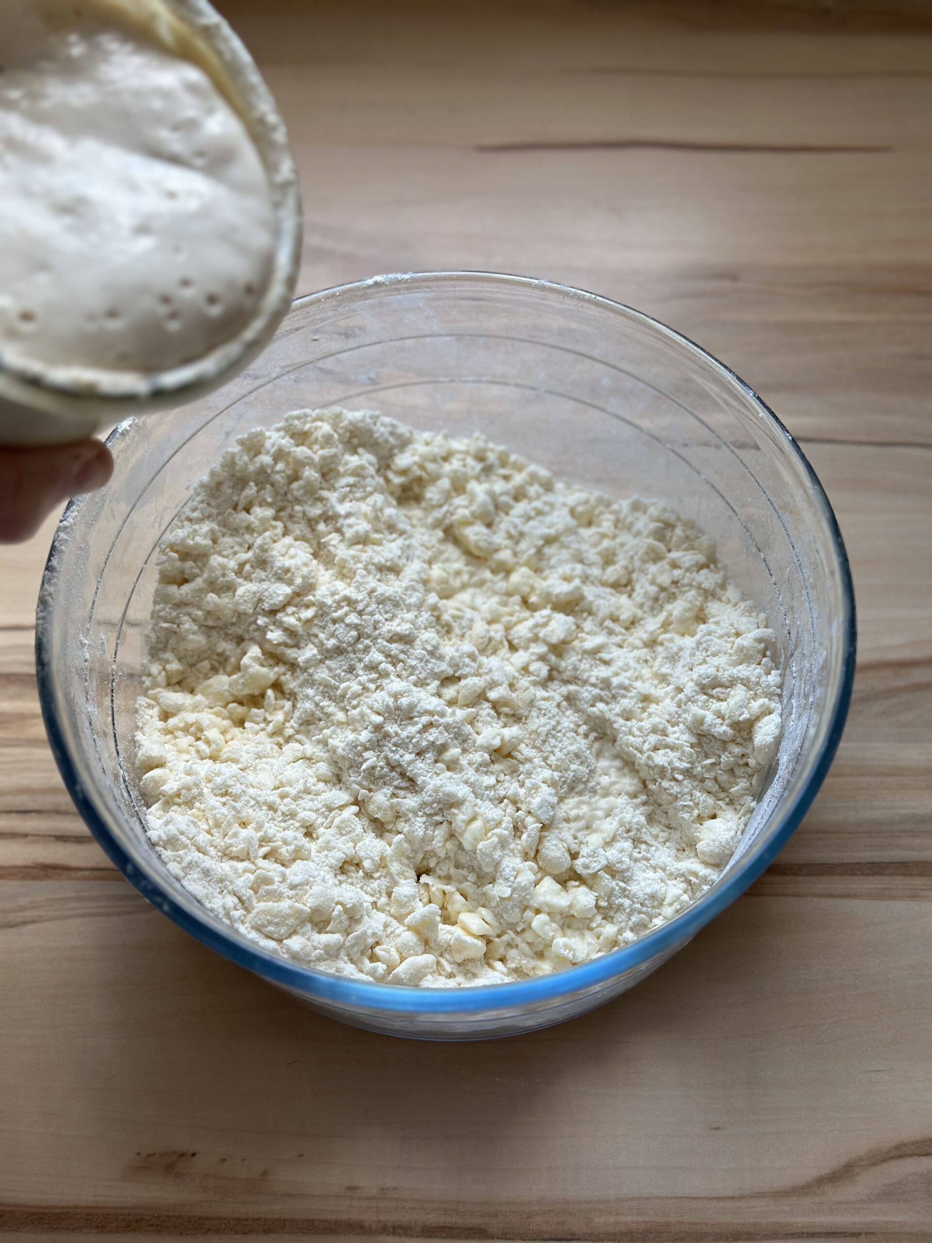 Sauerteigrest in den Teig geben