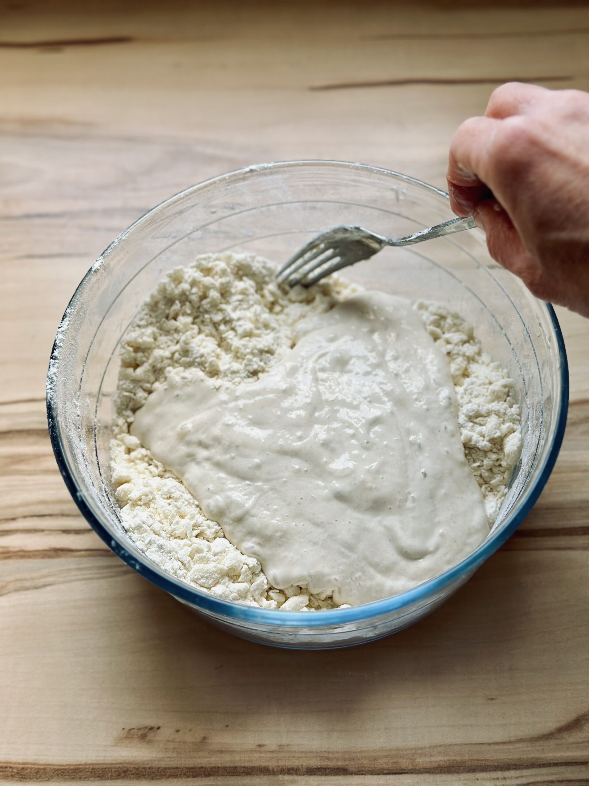 Sauerteig und Mehl mit einer Gabel grob vermischen